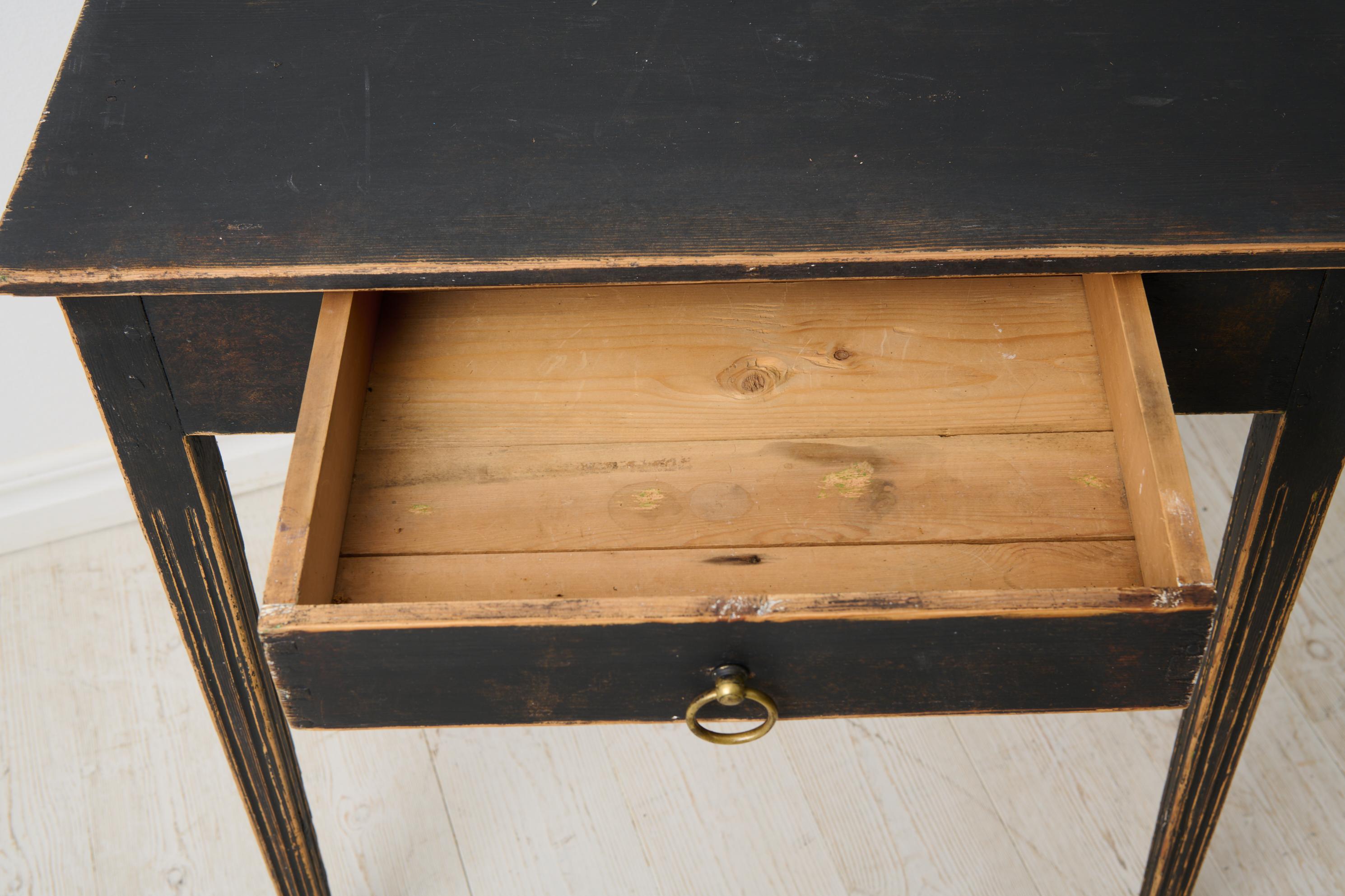 Antique Swedish Small Gustavian Side Table with a Drawer and Distressed Paint en vente 2