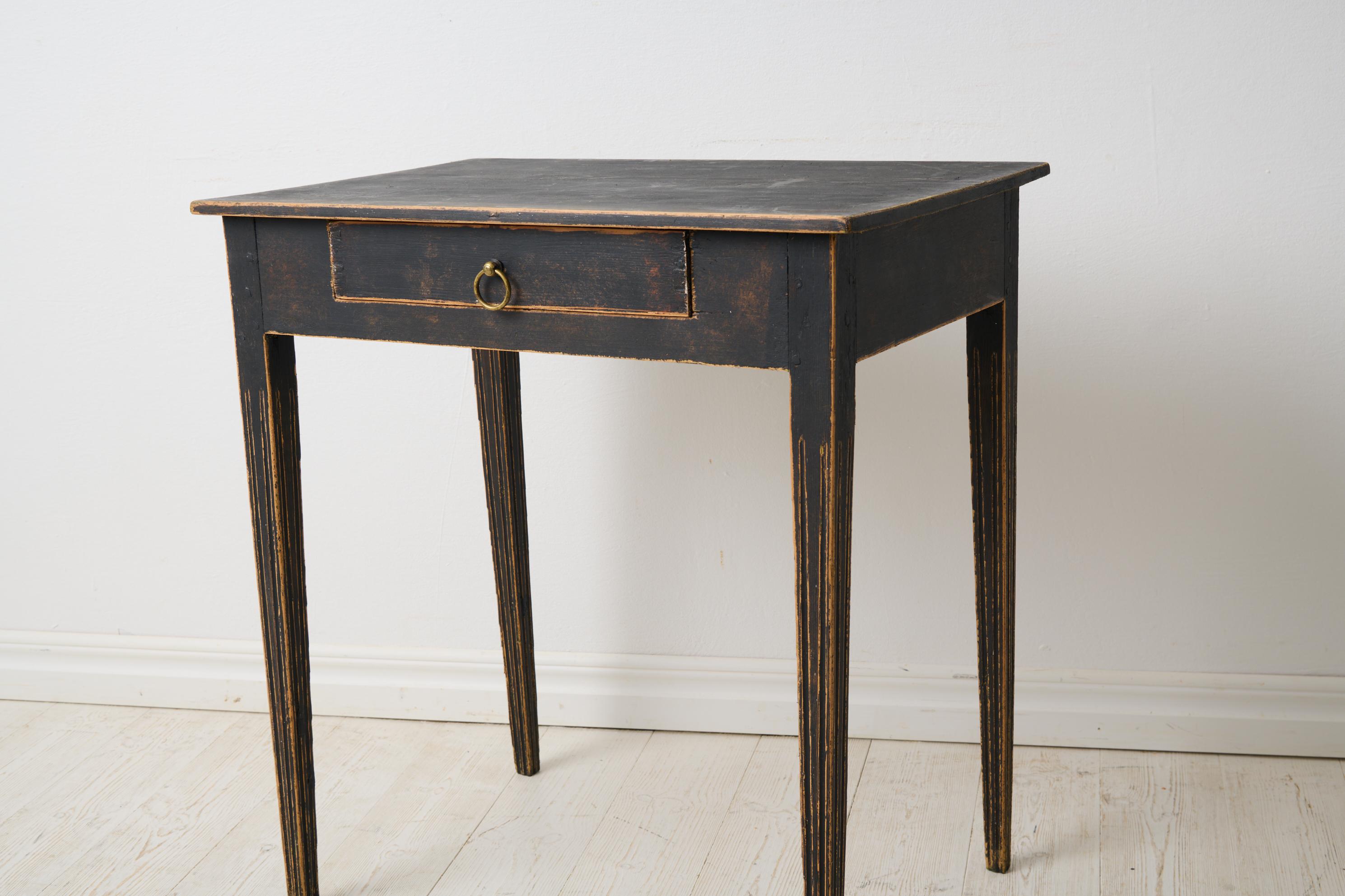 Antique Swedish Small Gustavian Side Table with a Drawer and Distressed Paint en vente 3