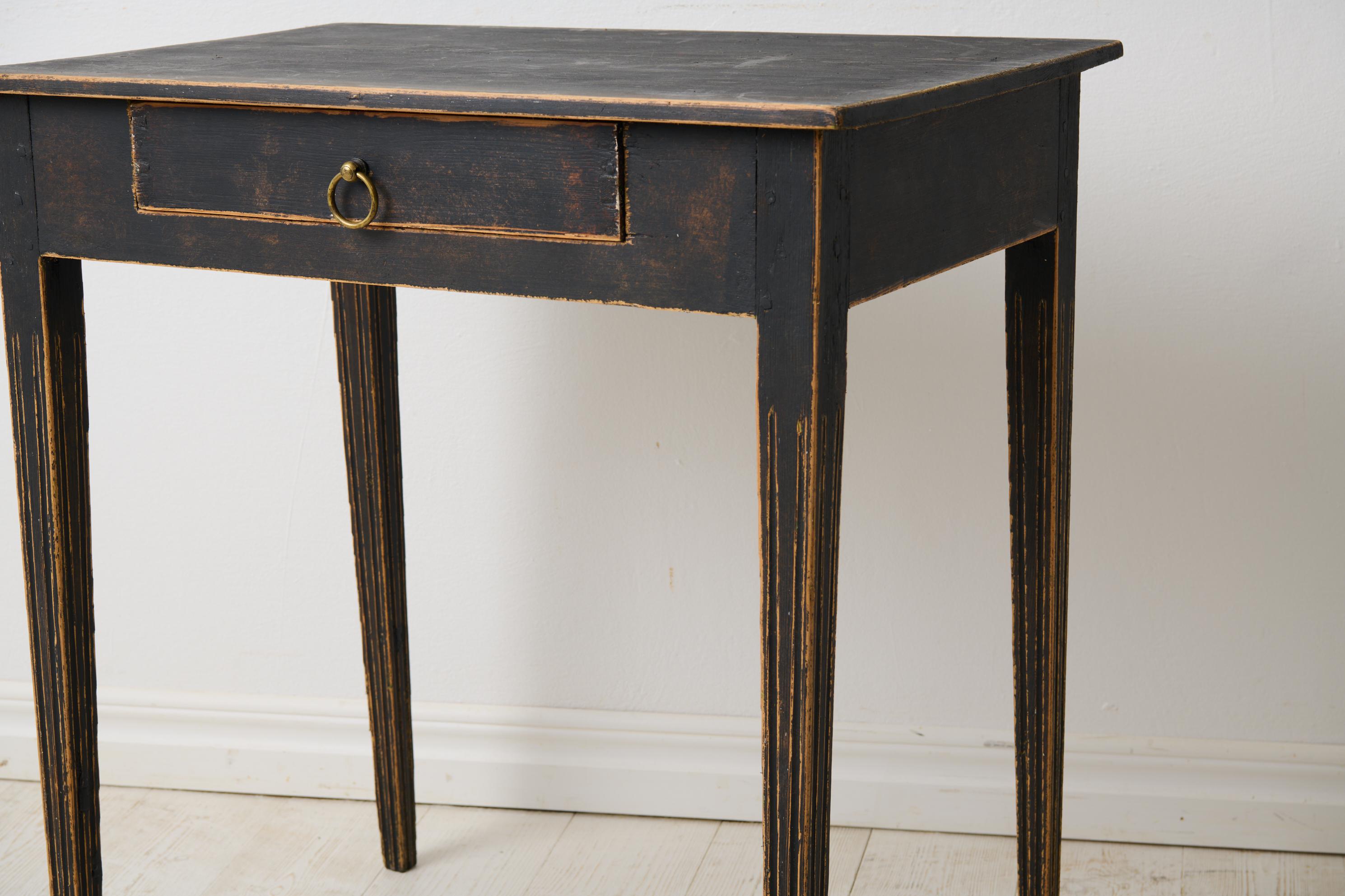 Antique Swedish Small Gustavian Side Table with a Drawer and Distressed Paint en vente 4