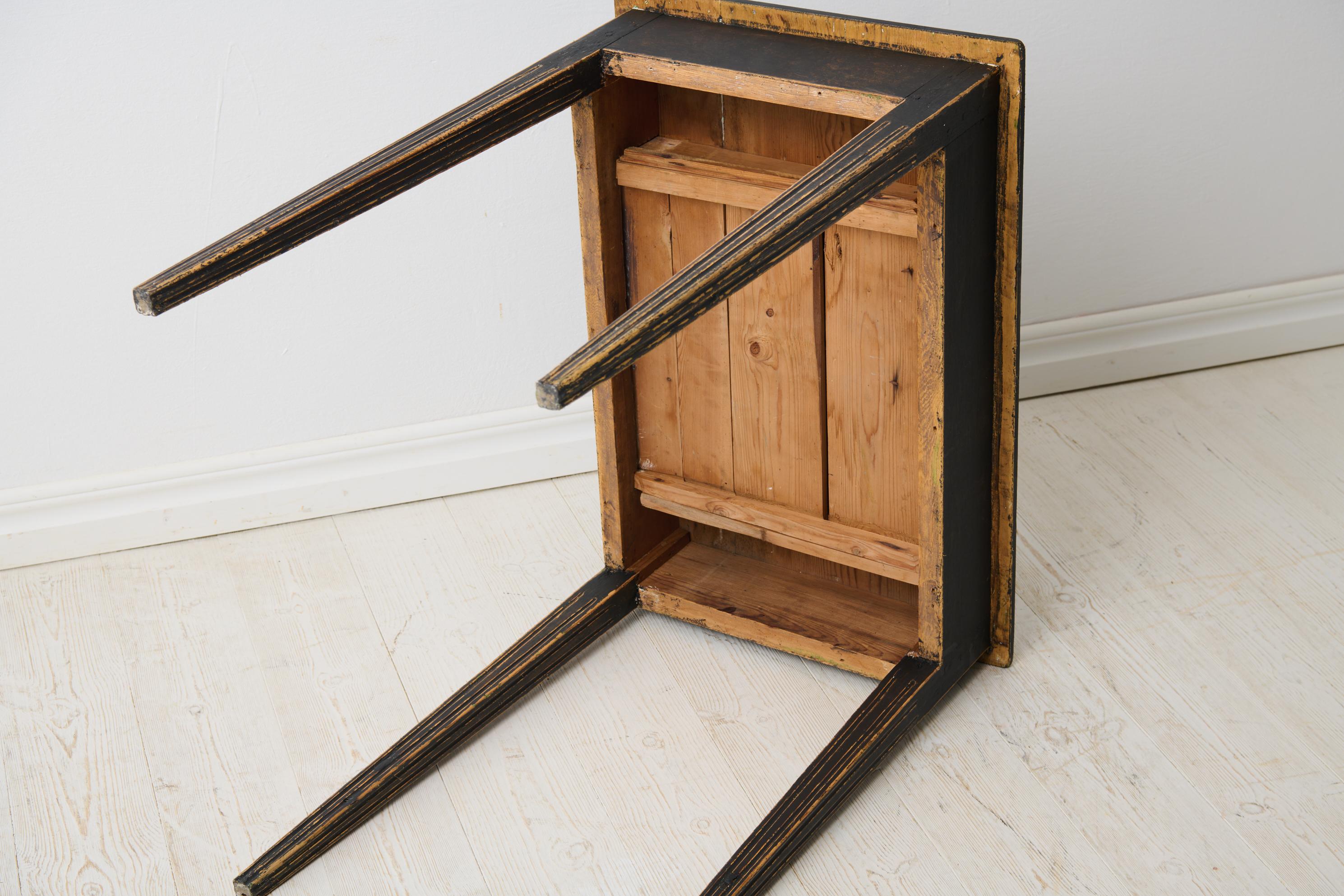 Antique Swedish Small Gustavian Side Table with a Drawer and Distressed Paint en vente 5