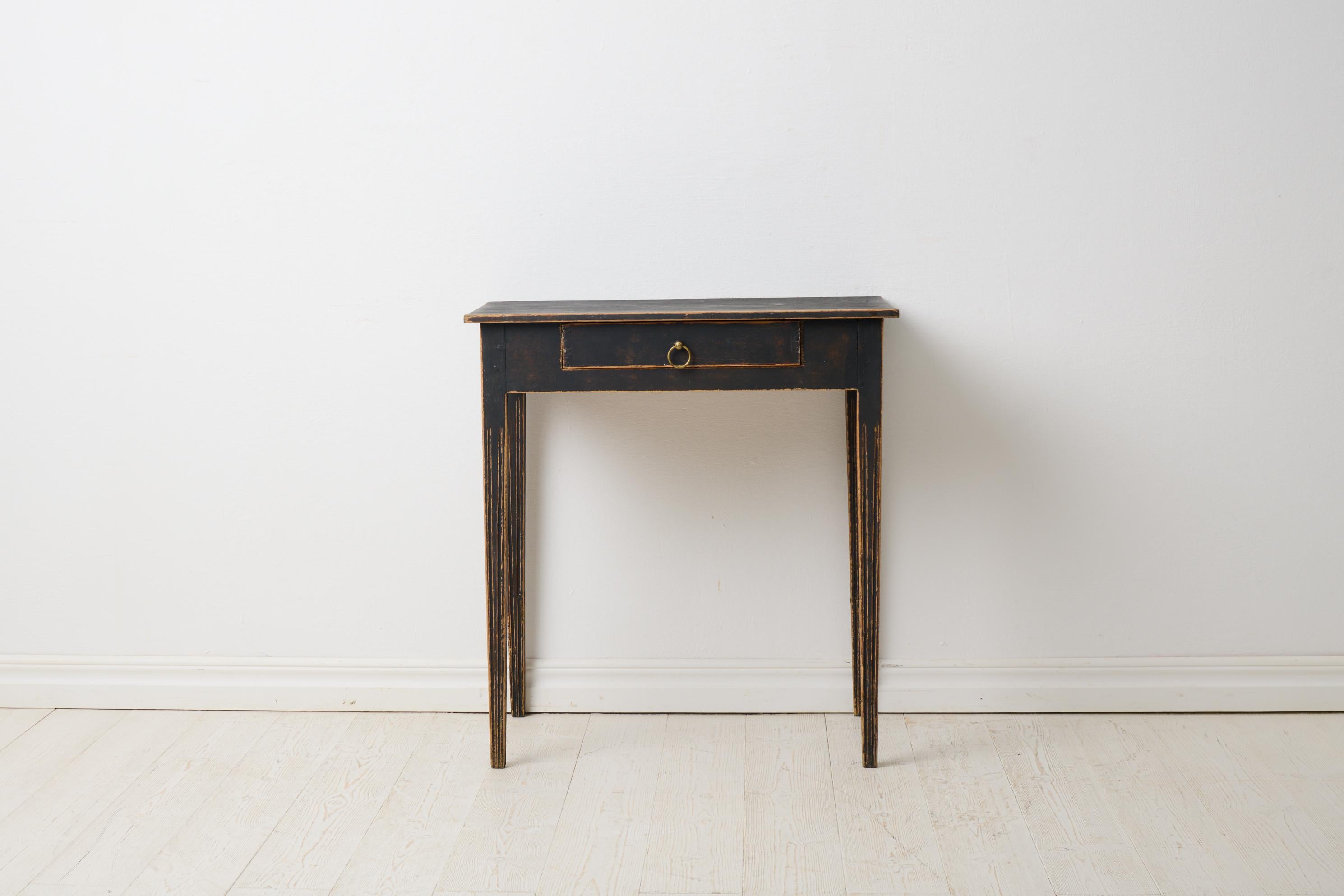 Gustavien Antique Swedish Small Gustavian Side Table with a Drawer and Distressed Paint en vente