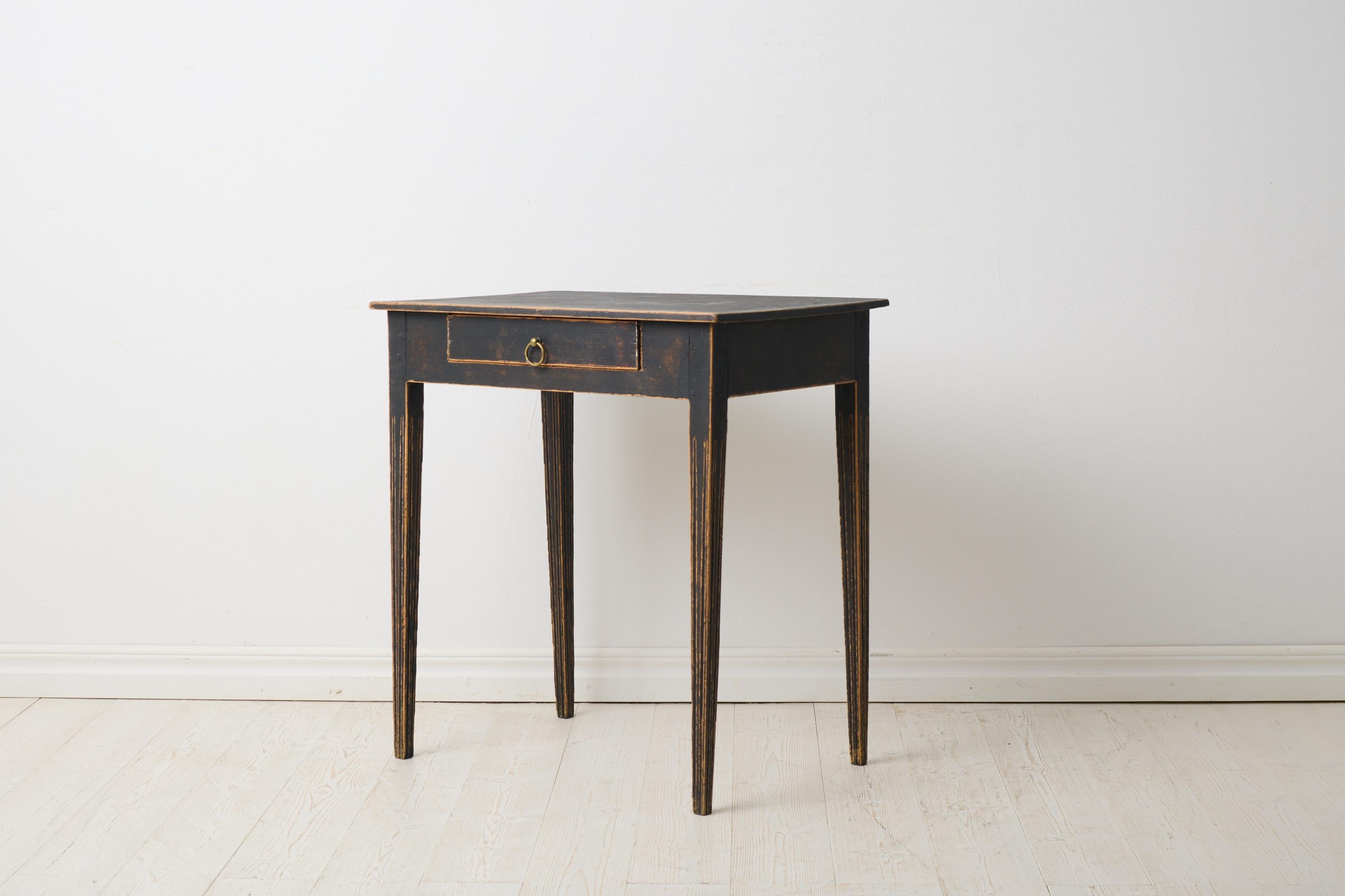 Suédois Antique Swedish Small Gustavian Side Table with a Drawer and Distressed Paint en vente