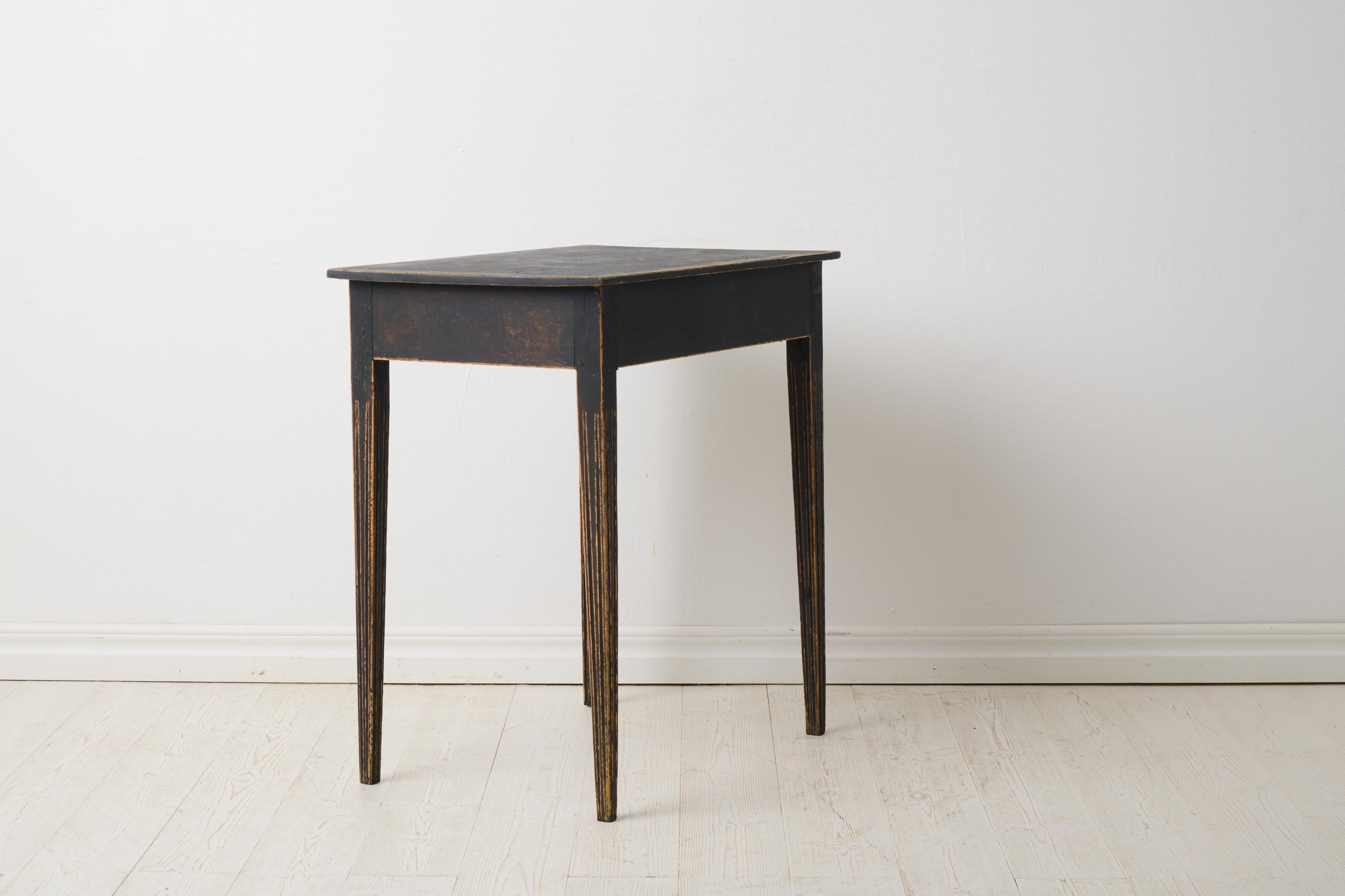 Fait main Antique Swedish Small Gustavian Side Table with a Drawer and Distressed Paint en vente