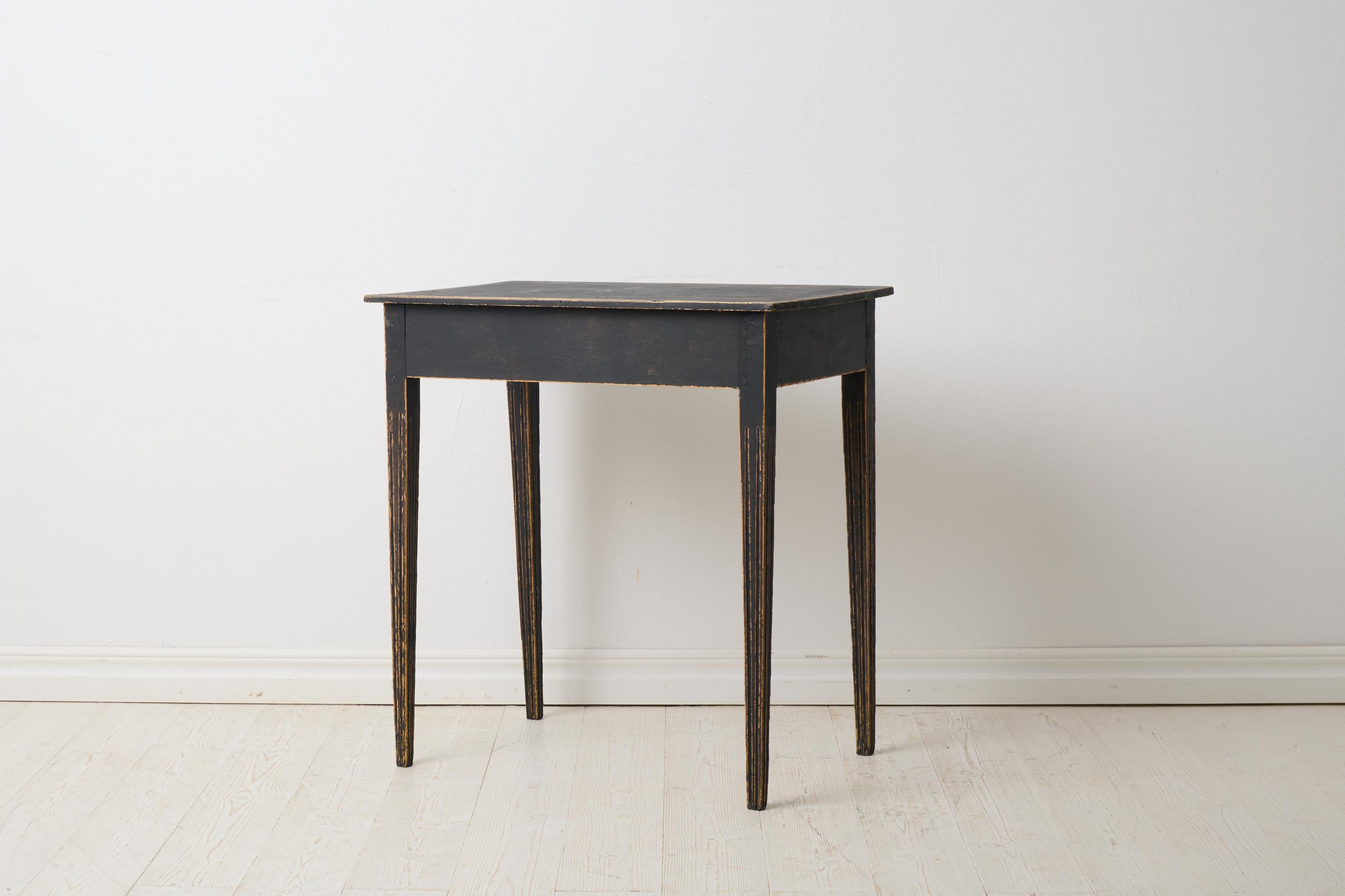 Antique Swedish Small Gustavian Side Table with a Drawer and Distressed Paint Bon état - En vente à Kramfors, SE