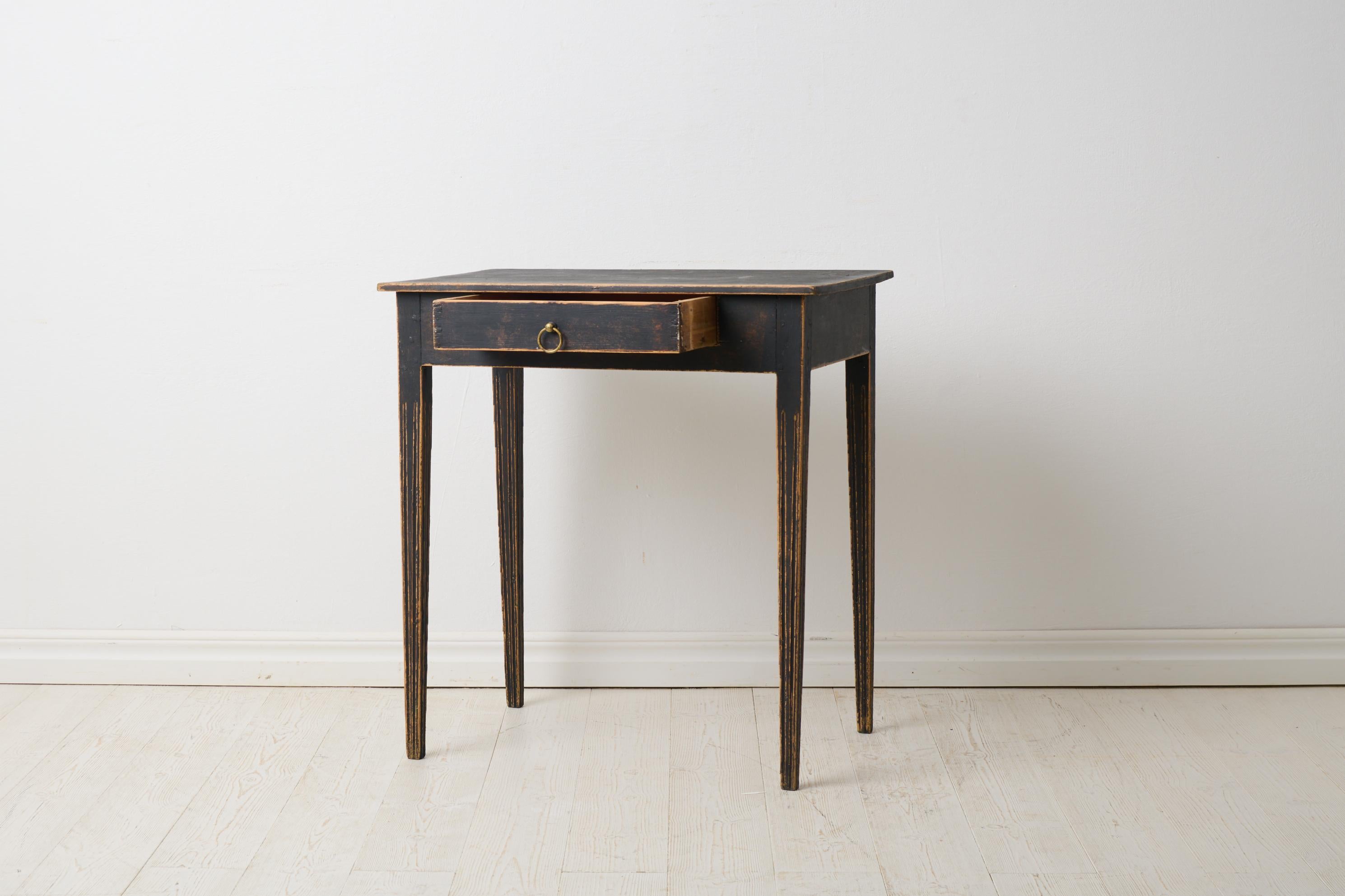 XIXe siècle Antique Swedish Small Gustavian Side Table with a Drawer and Distressed Paint en vente