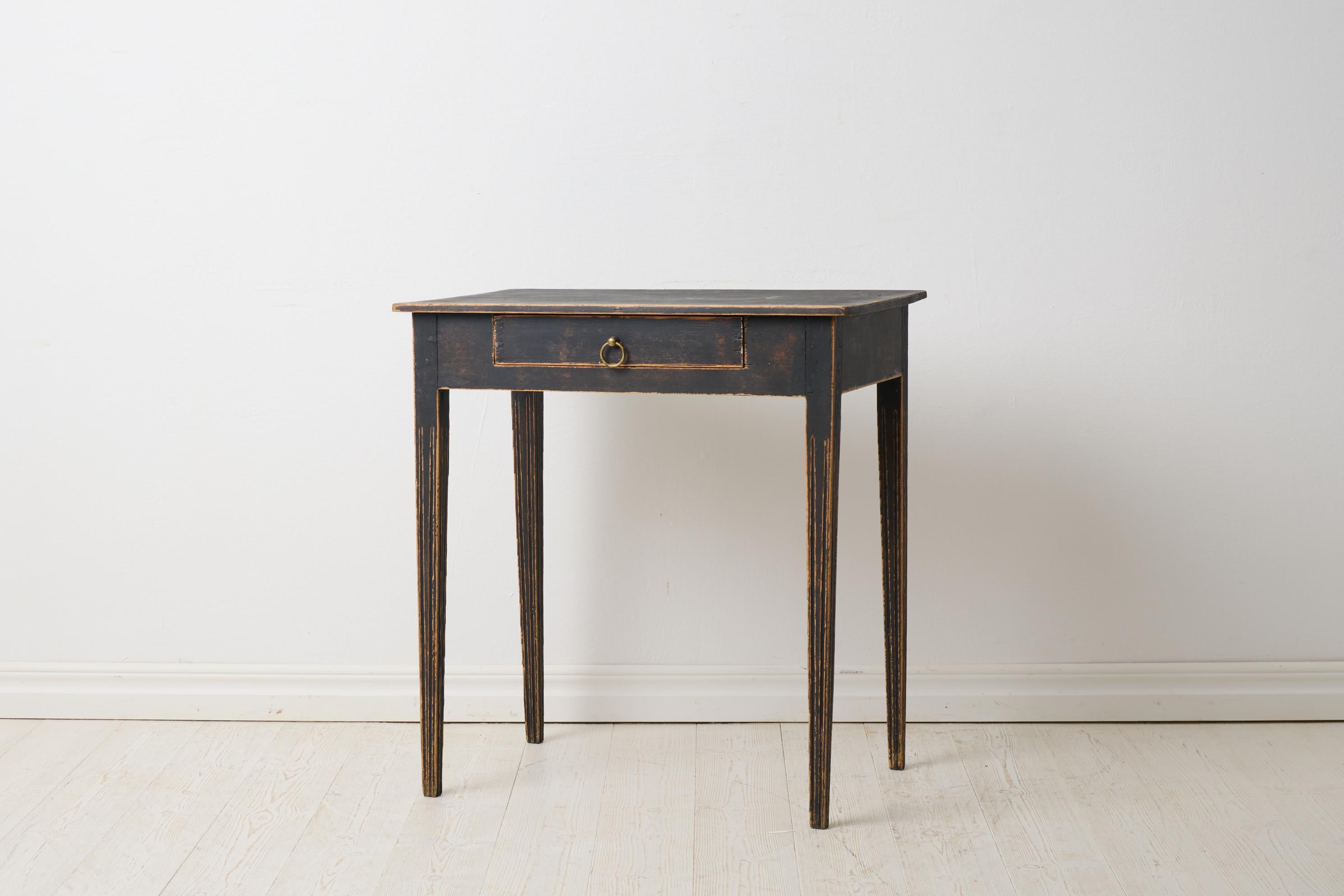 Pin Antique Swedish Small Gustavian Side Table with a Drawer and Distressed Paint en vente