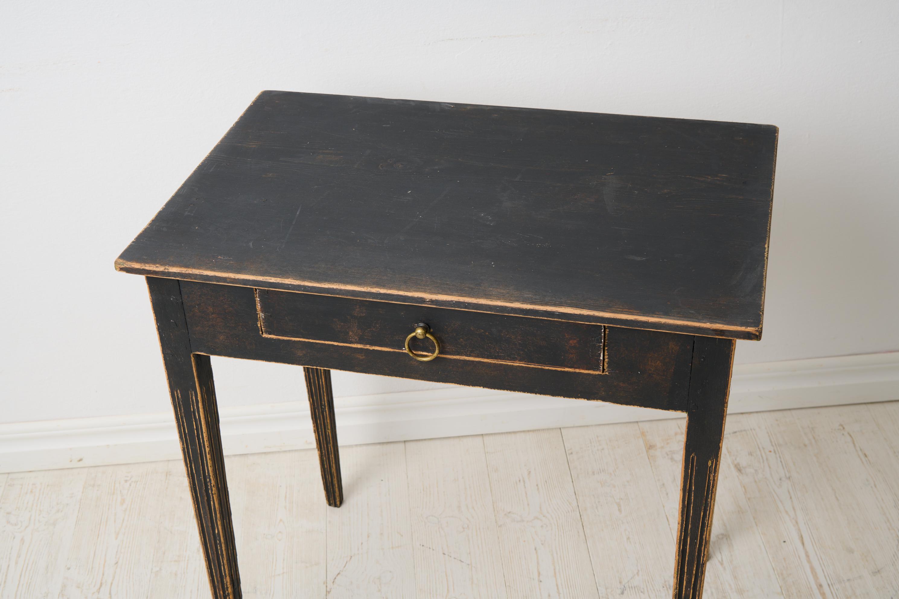 Antique Swedish Small Gustavian Side Table with a Drawer and Distressed Paint en vente 1