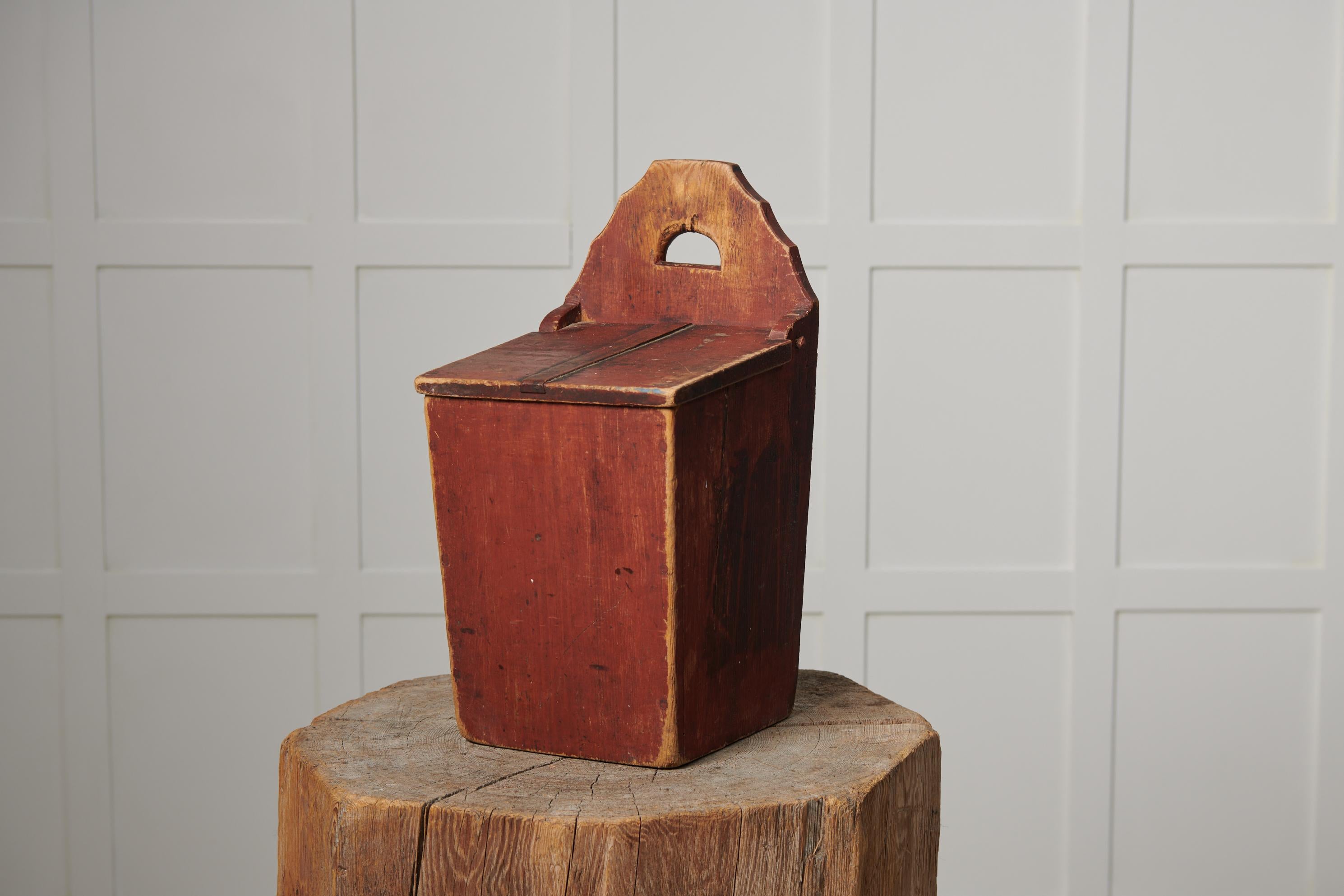 Schwedische Volkskunstkiste aus massiver schwedischer Kiefer, handgefertigt. Die Box ist im Originalzustand mit der unberührten Originalfarbe. Hergestellt in Nordschweden in den 1860er Jahren. Wahrscheinlich wurde es im Haushalt zur Aufbewahrung von
