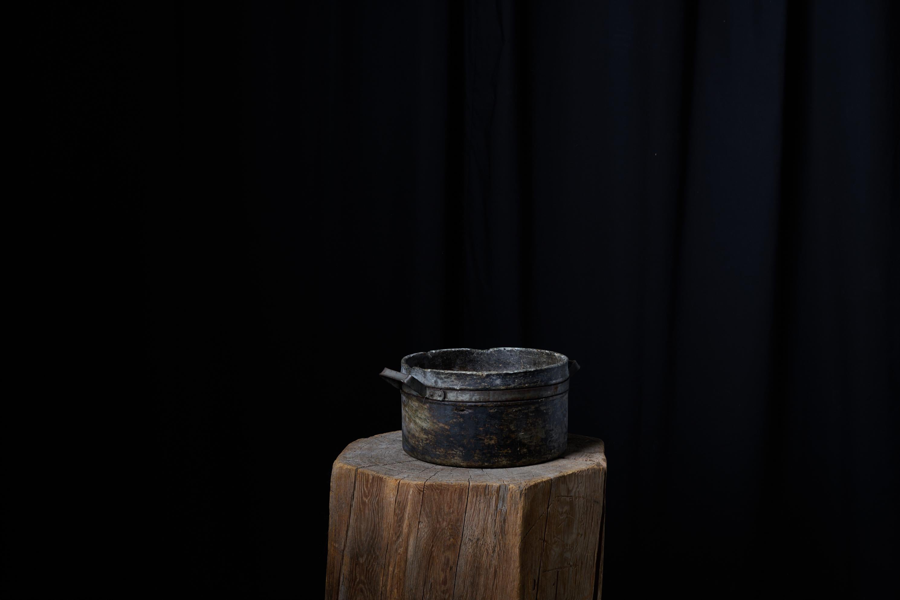 Antique Swedish Soapstone Stone Pot with Hand Wrought Iron and a Genuine Patina In Good Condition For Sale In Kramfors, SE