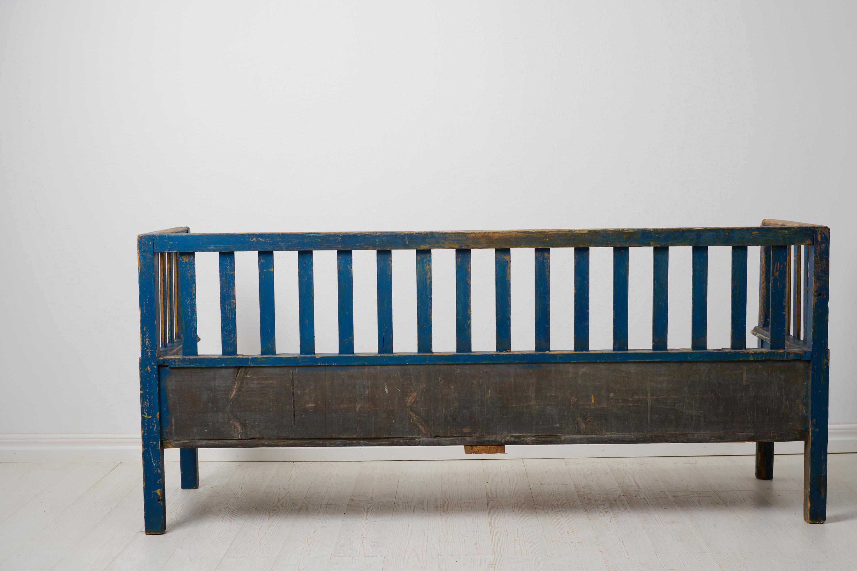 Banc de canapé suédois ancien de style gustavien, pin massif avec peinture bleue en vente 4
