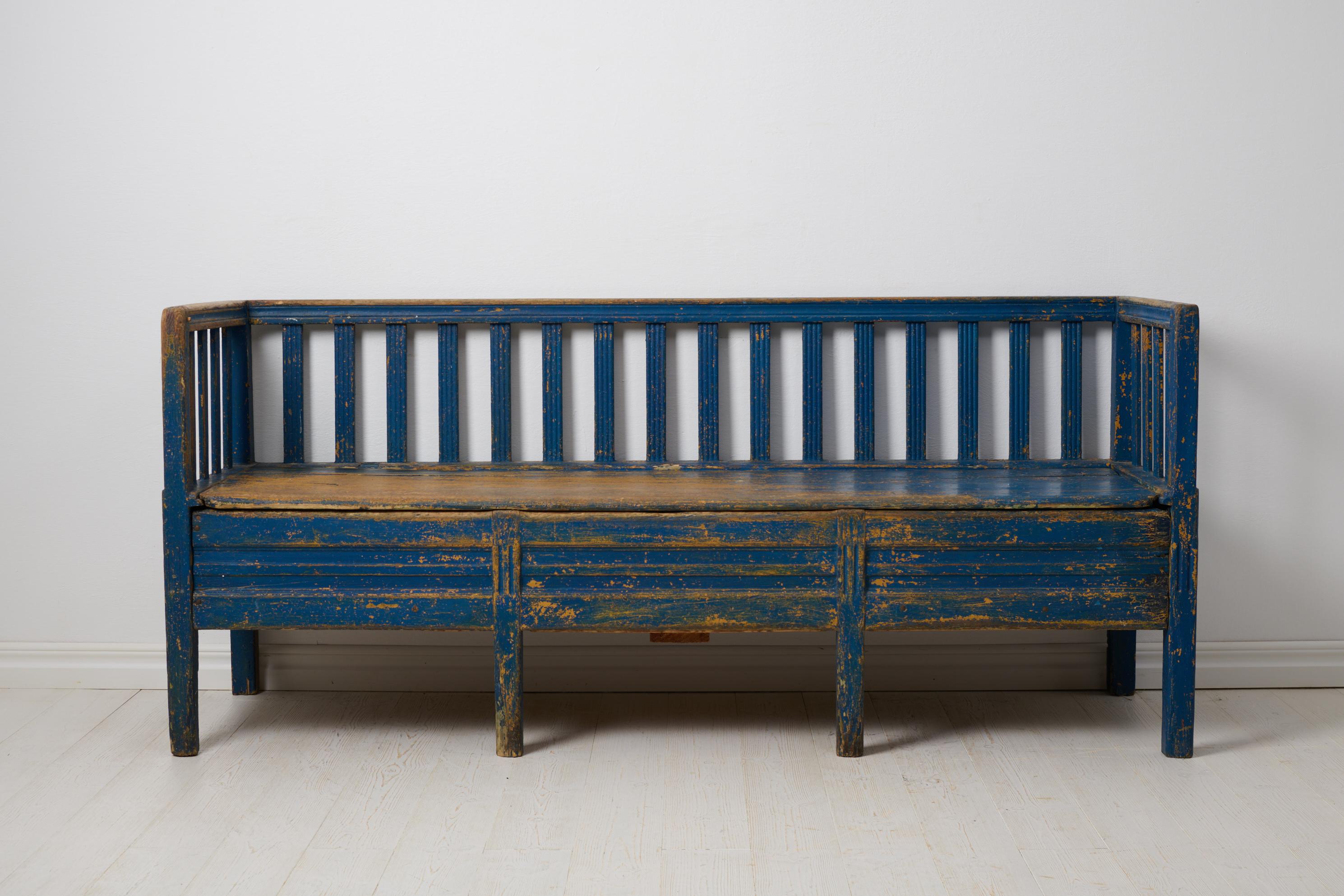 Ancienne banquette suédoise de style gustavien. Le canapé est un véritable meuble de maison de campagne du nord de la Suède, fabriqué entre 1820 et 1840. Le cadre est en pin massif et présente une peinture ancienne datant de la fin des années 1800.
