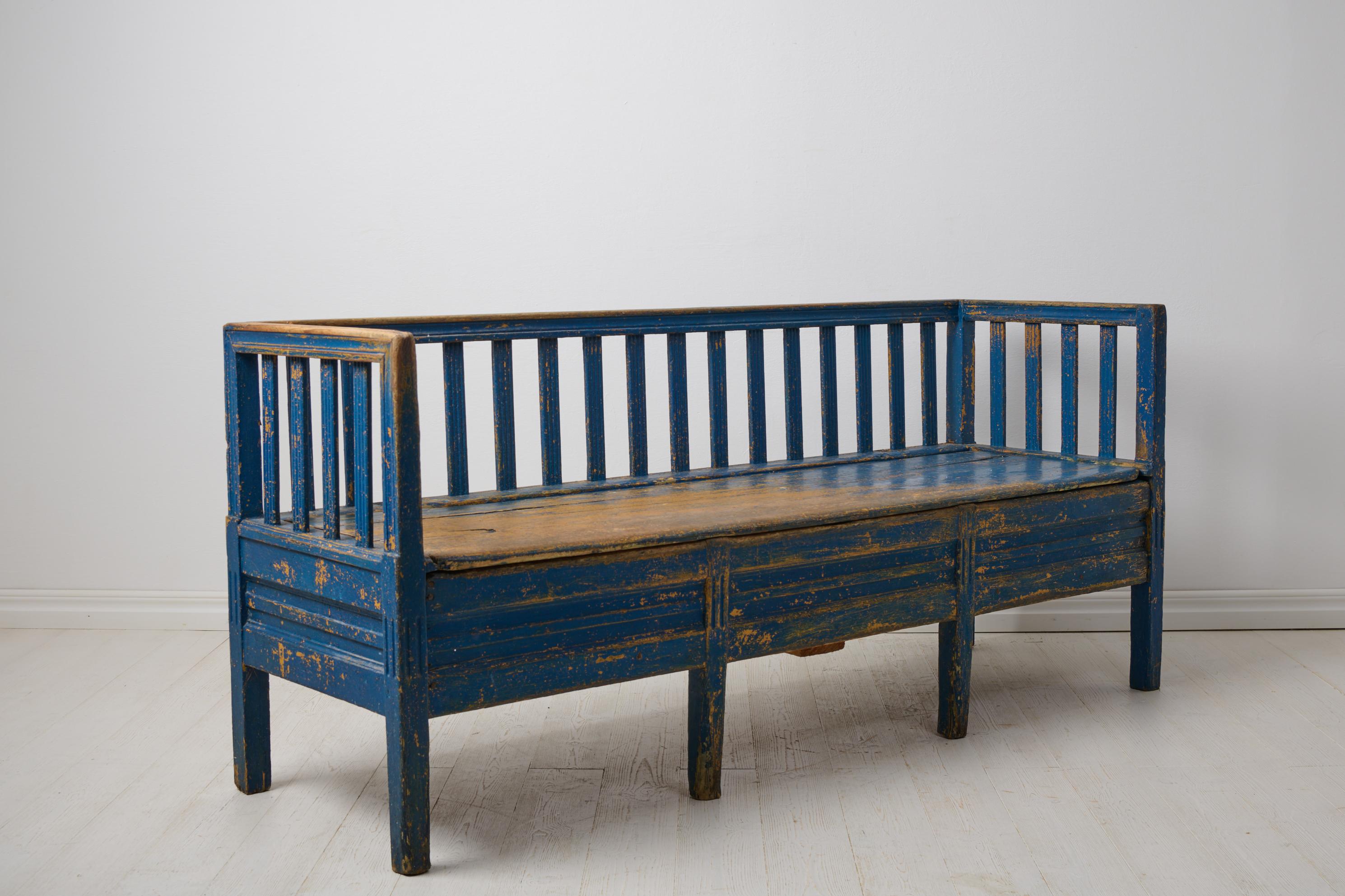Suédois Banc de canapé suédois ancien de style gustavien, pin massif avec peinture bleue en vente