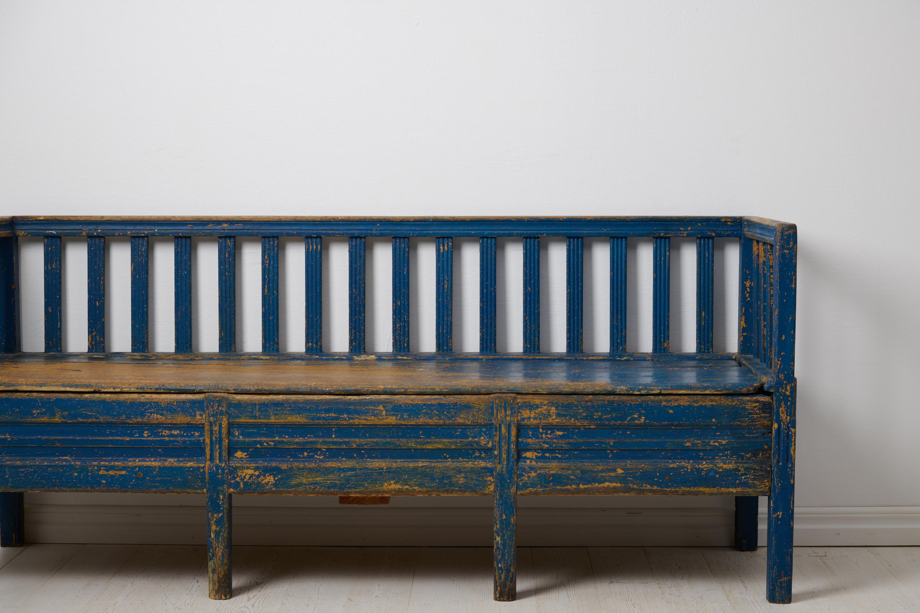 Fait main Banc de canapé suédois ancien de style gustavien, pin massif avec peinture bleue en vente