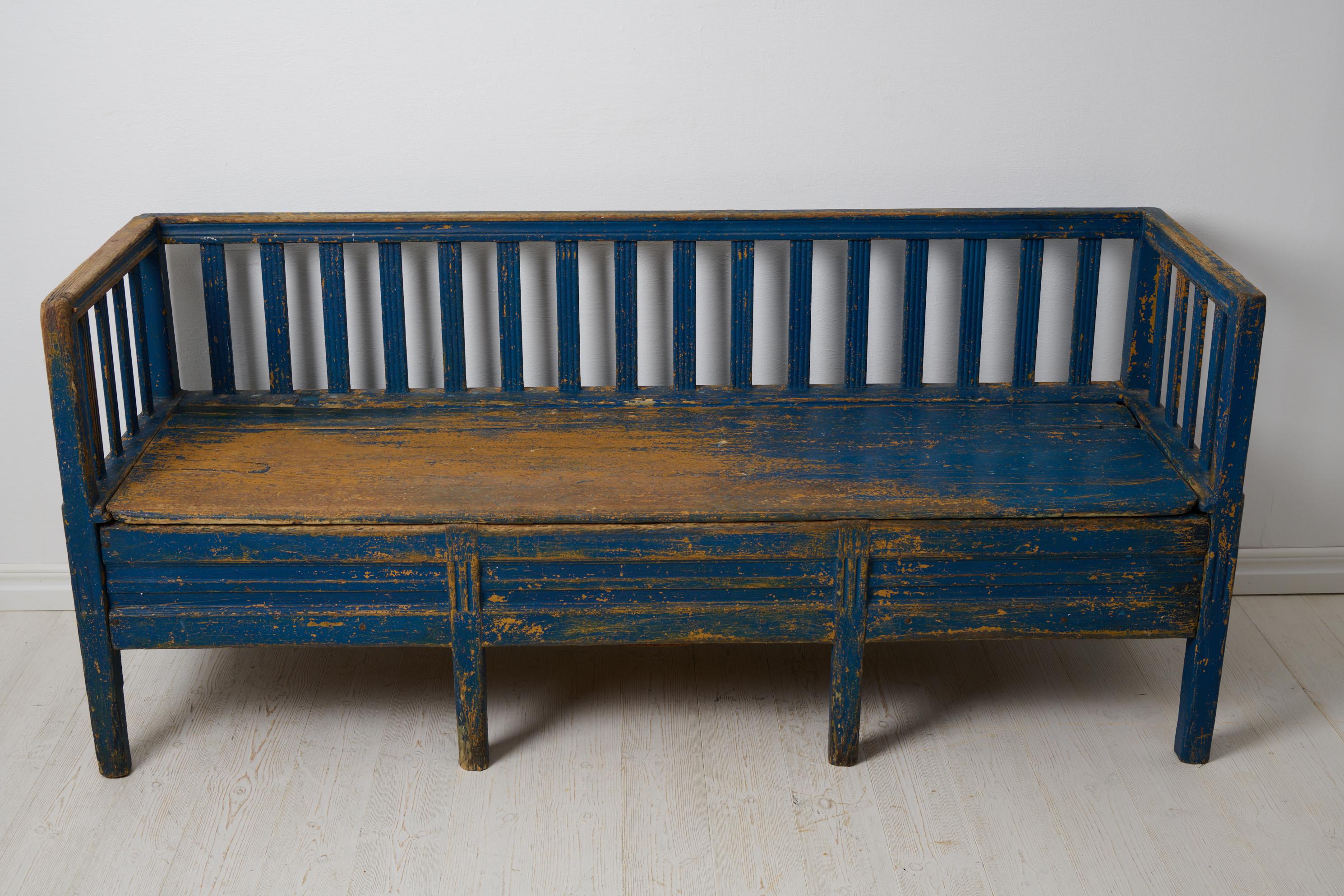 Banc de canapé suédois ancien de style gustavien, pin massif avec peinture bleue Bon état - En vente à Kramfors, SE