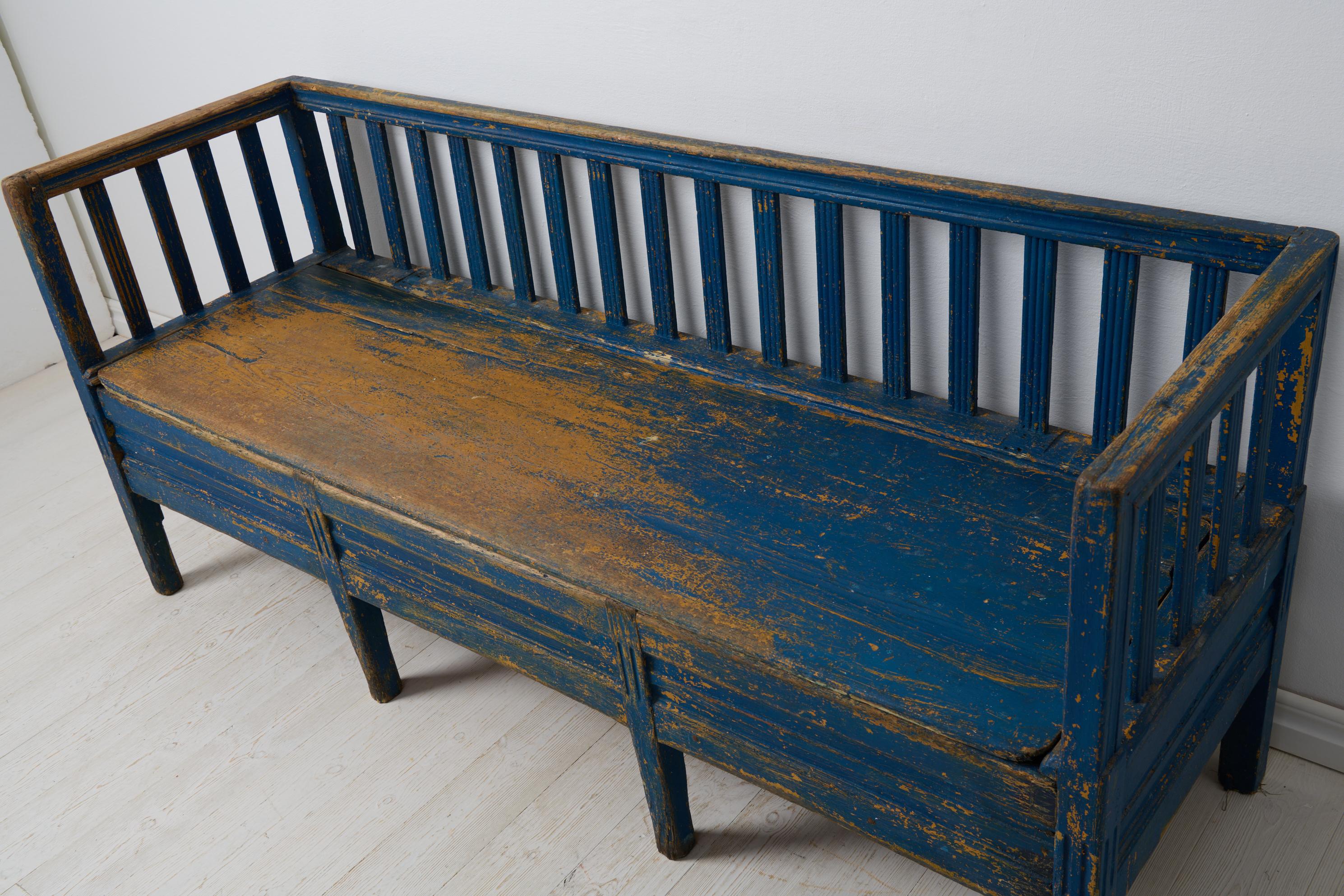 XIXe siècle Banc de canapé suédois ancien de style gustavien, pin massif avec peinture bleue en vente