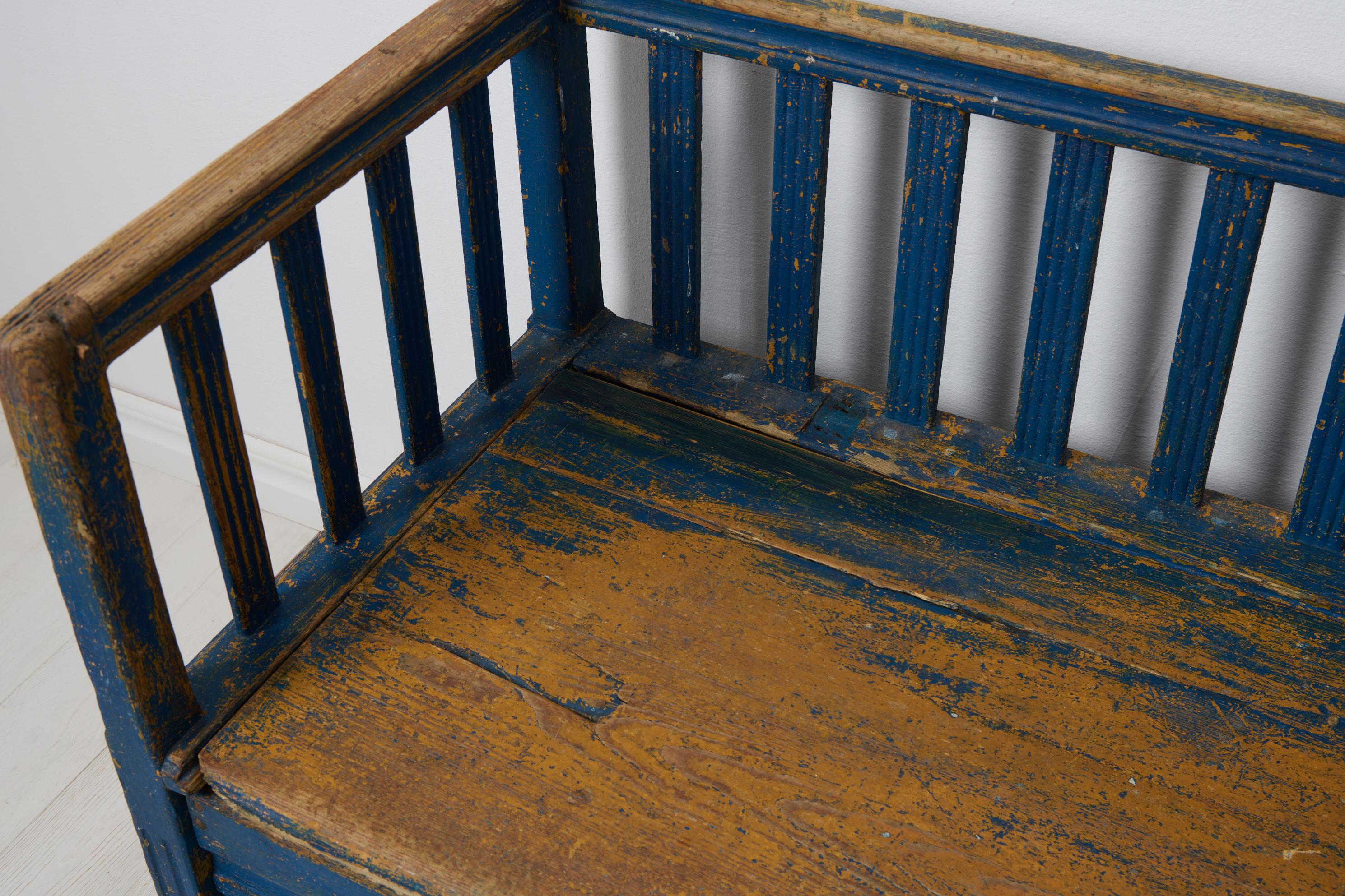 Pin Banc de canapé suédois ancien de style gustavien, pin massif avec peinture bleue en vente