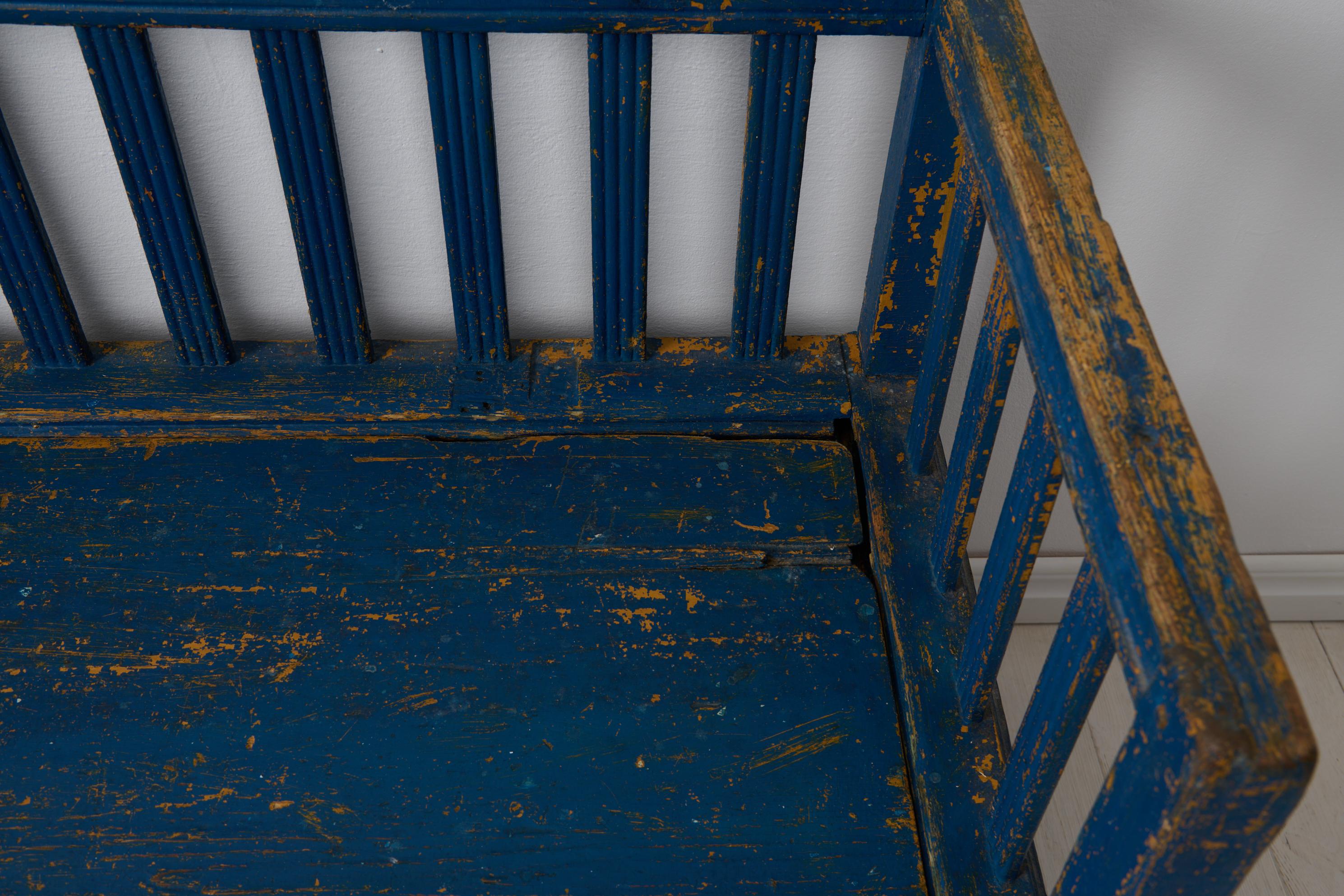 Banc de canapé suédois ancien de style gustavien, pin massif avec peinture bleue en vente 1