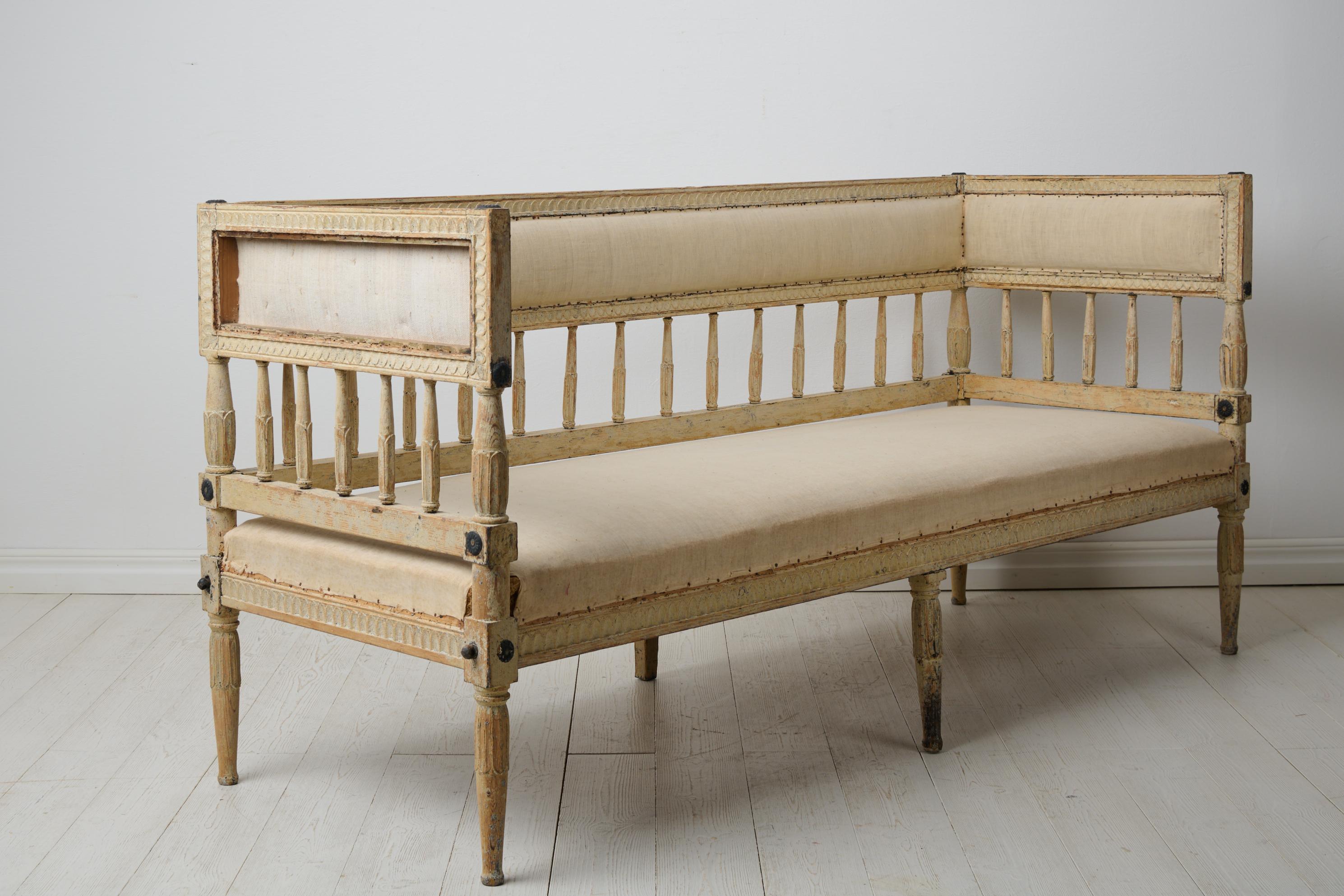 Sofa suédois ancien de la période gustavienne, fabriqué à la main à la fin des années 1700 Bon état - En vente à Kramfors, SE
