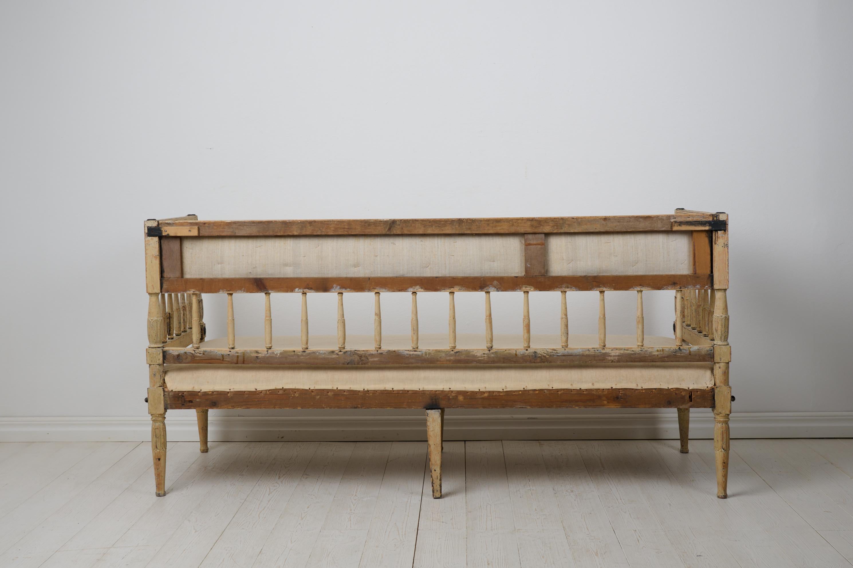 XVIIIe siècle Sofa suédois ancien de la période gustavienne, fabriqué à la main à la fin des années 1700 en vente