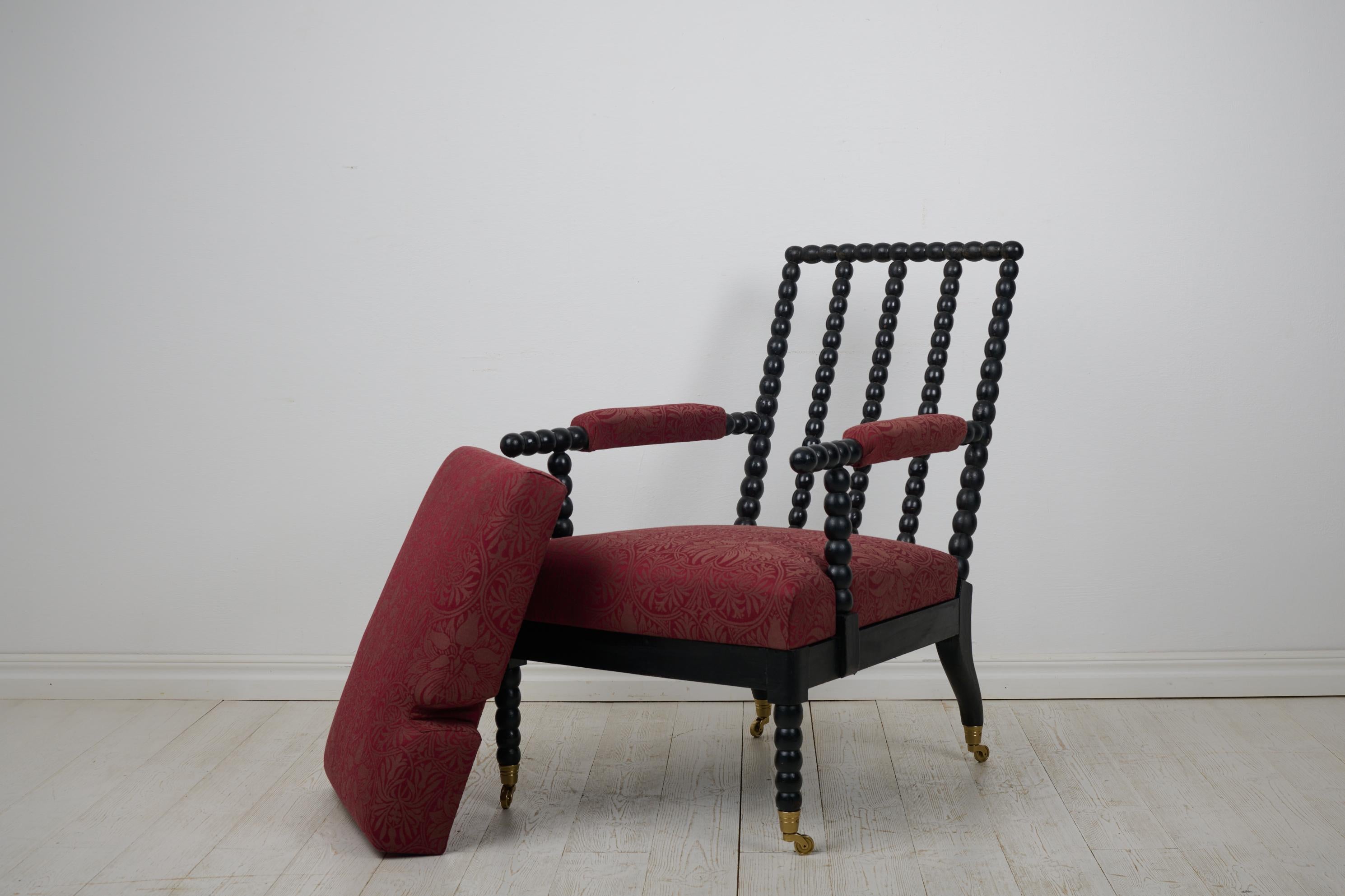 XIXe siècle Fauteuil de salon suédois ancien avec tapisserie et rembourrage entièrement neufs en vente