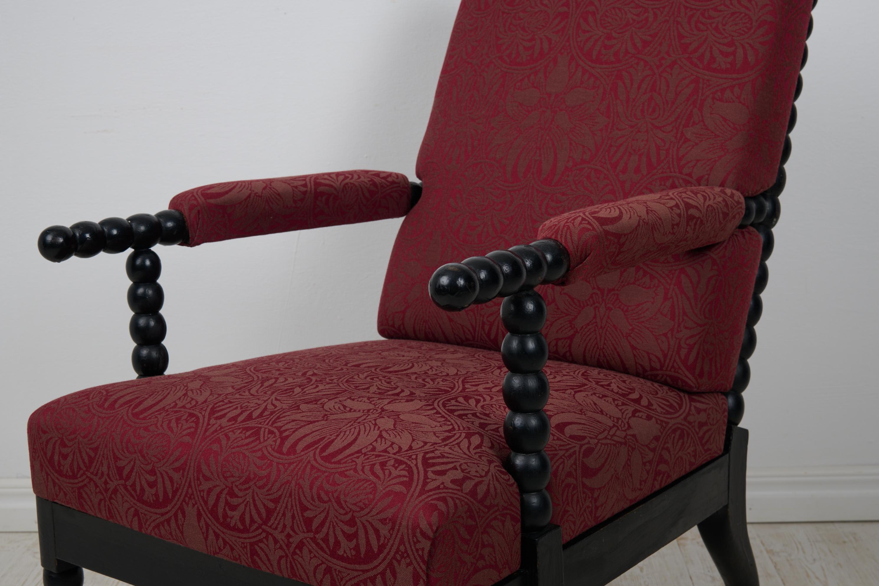 Bois Fauteuil de salon suédois ancien avec tapisserie et rembourrage entièrement neufs en vente