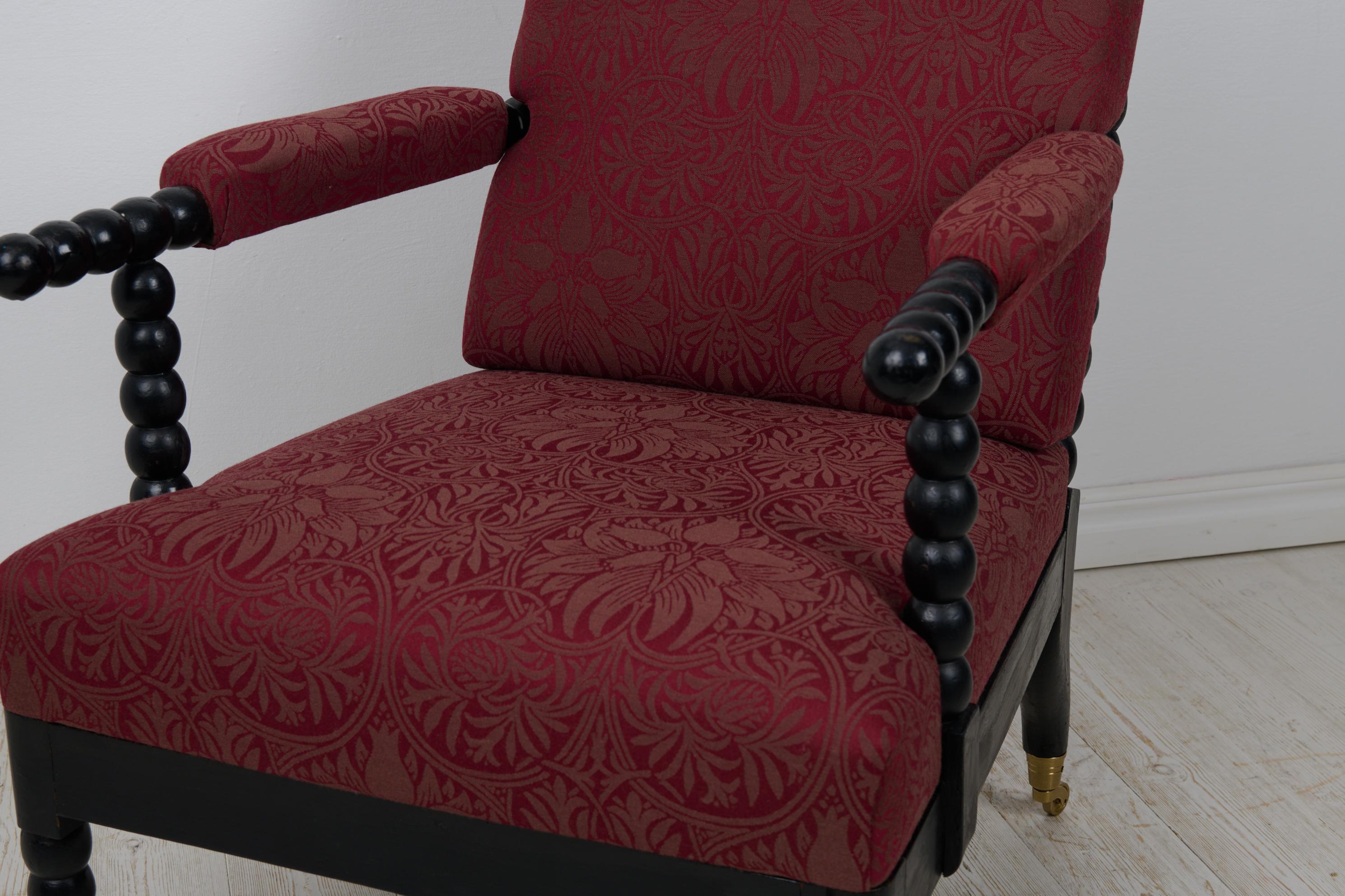 Fauteuil de salon suédois ancien avec tapisserie et rembourrage entièrement neufs en vente 1