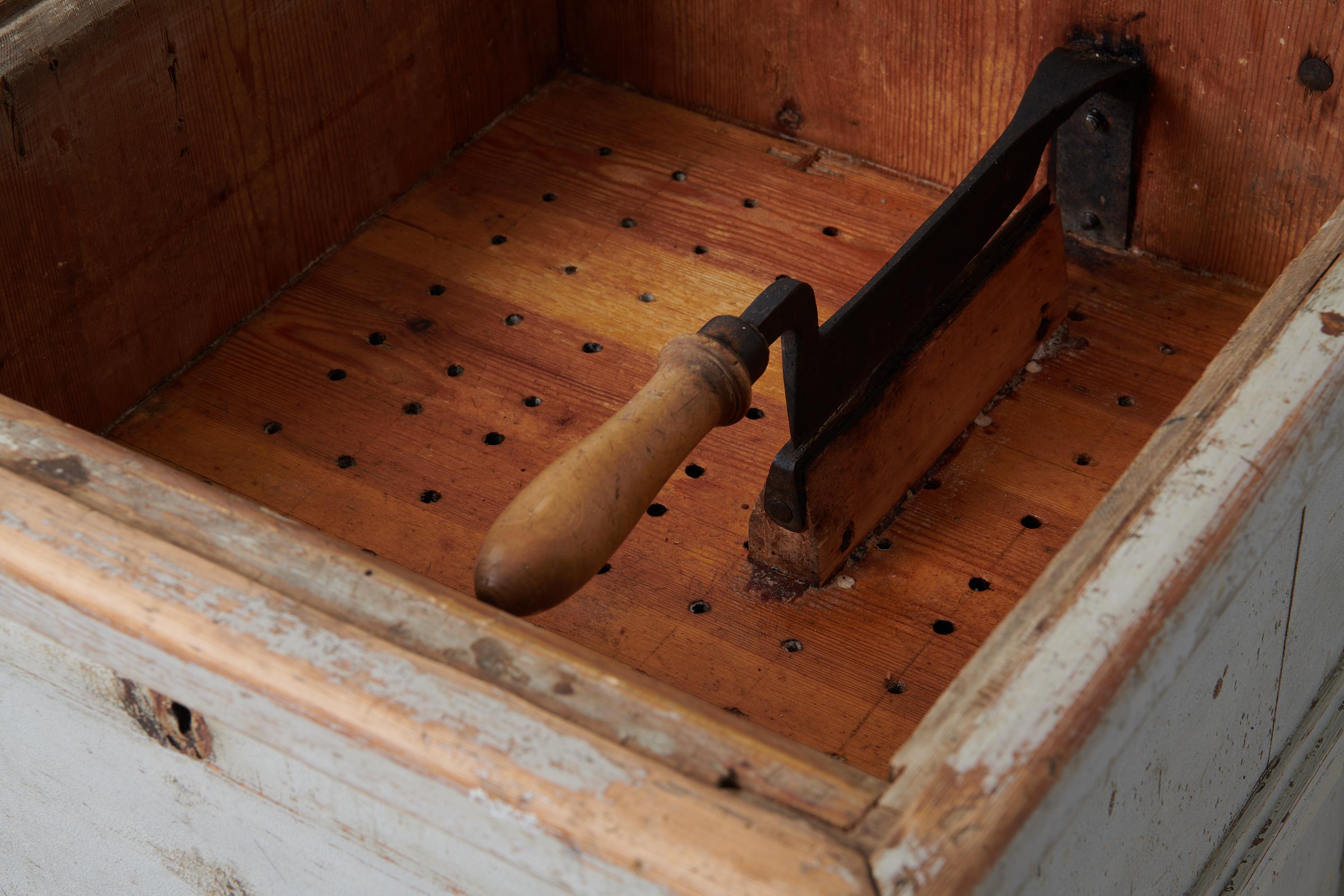 Buffet suédois ancien haut et étroit d'origine  en vente 5