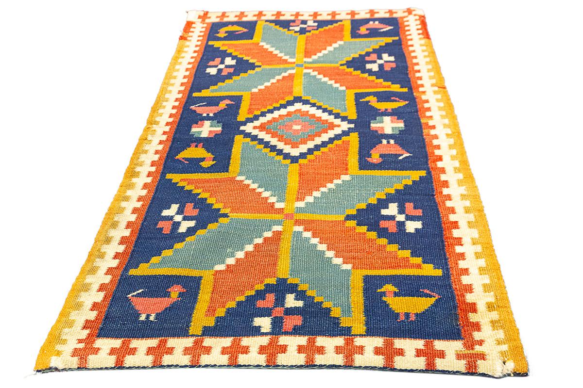 Questo delizioso kilim svedese antico risale all'inizio del XX secolo e misura 55 × 88 cm, un perfetto esempio di piccolo formato di arte tessile scandinava. Tessuto a mano con la tecnica dell'intreccio piatto (kelim) utilizzando lana filata a mano