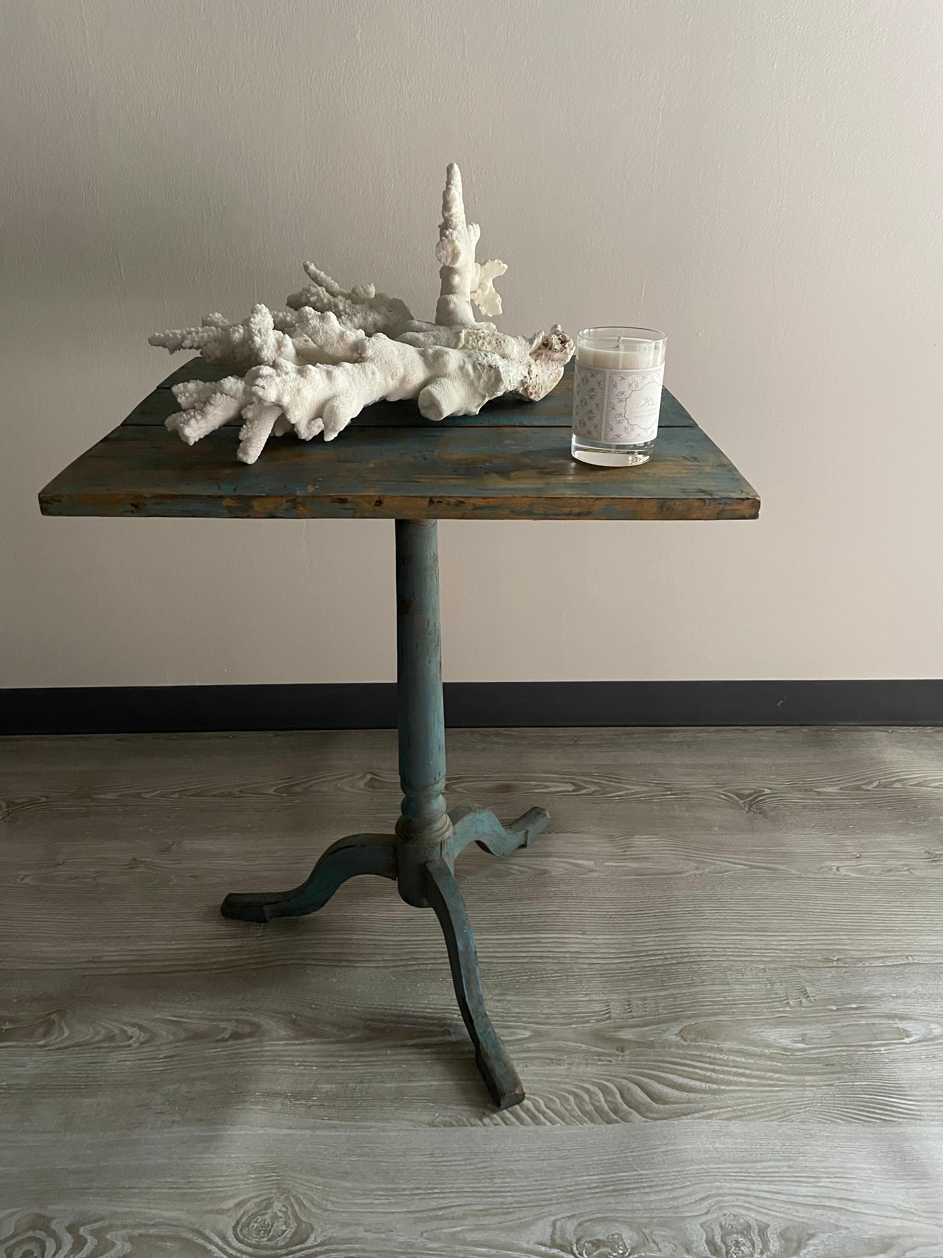 Antique Swedish Tilt-Top Table in Dalarna Blue, circa  1830 In Good Condition For Sale In Dallas, TX