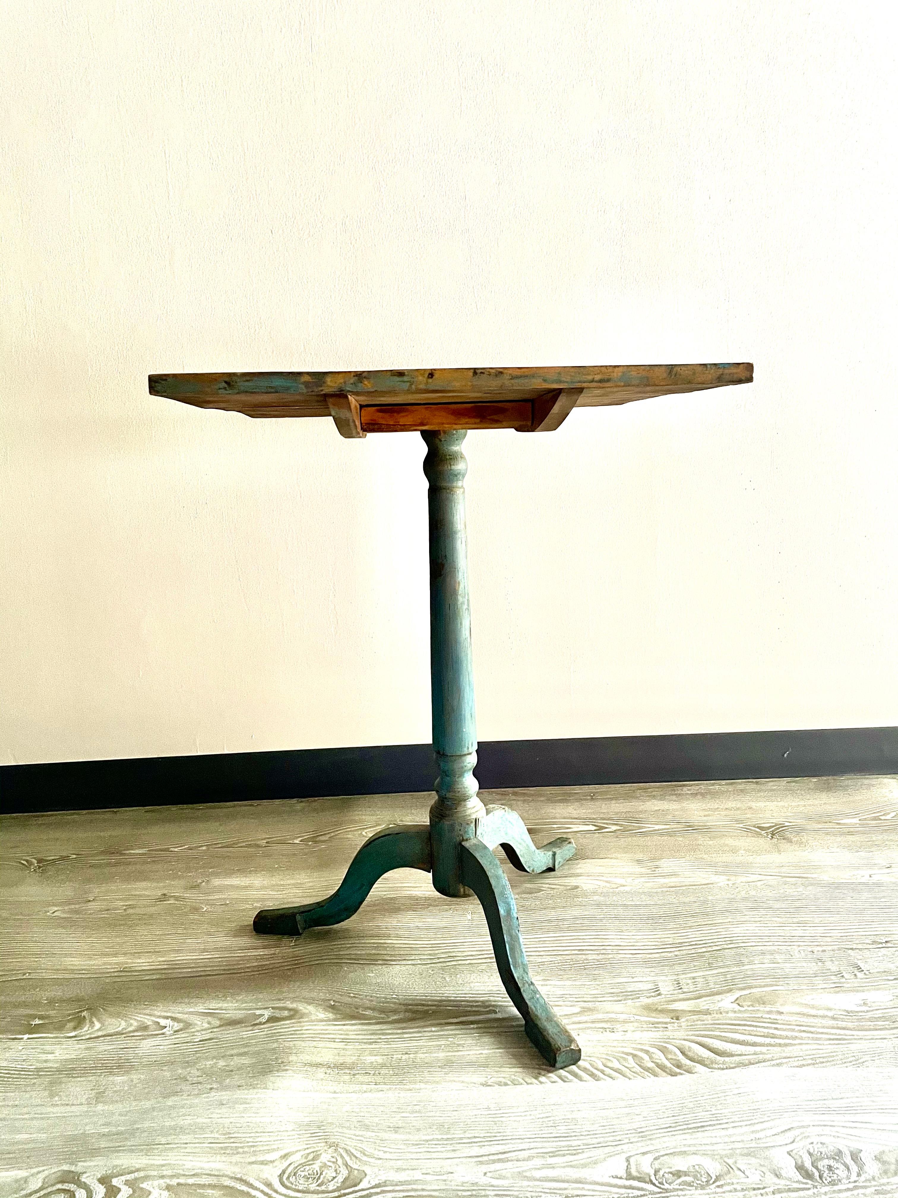 Antique Swedish Tilt-Top Table in Dalarna Blue, circa  1830 For Sale 1