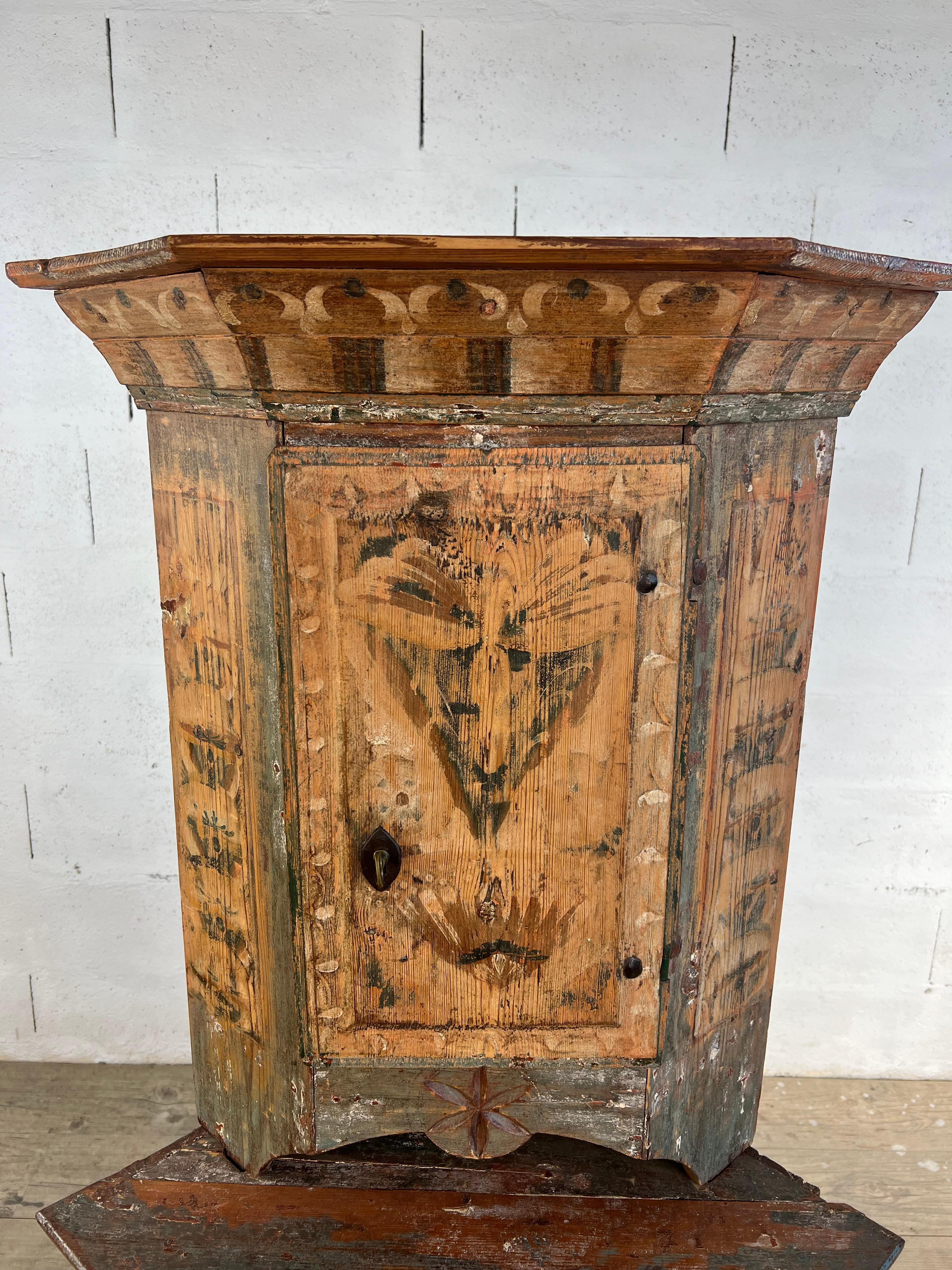 Antique Swedish Two-Part Corner Cabinet in Painted Pine – Rustic Folk Art In Good Condition For Sale In PARIS, FR