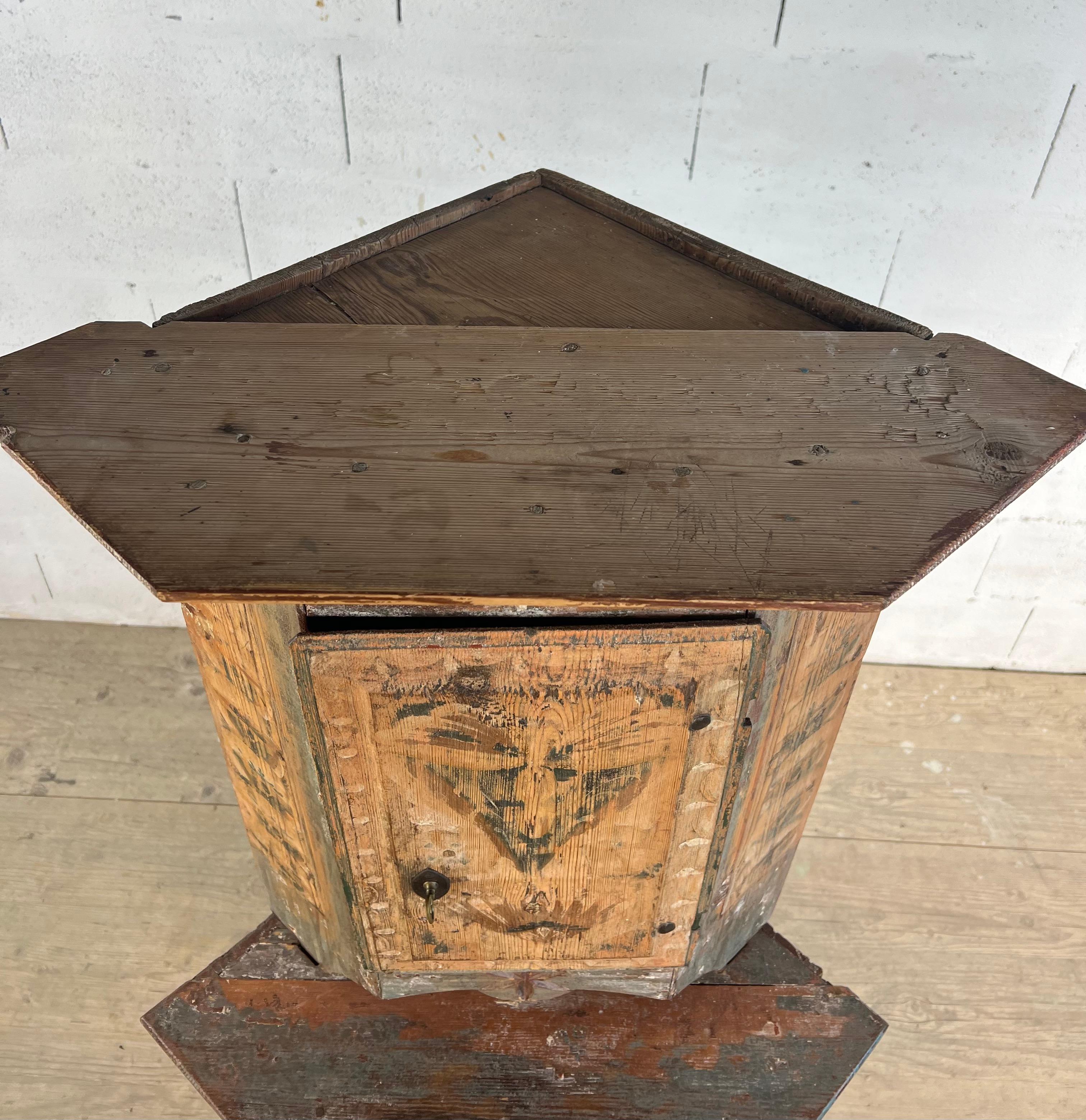 Antique Swedish Two-Part Corner Cabinet in Painted Pine – Rustic Folk Art For Sale 1