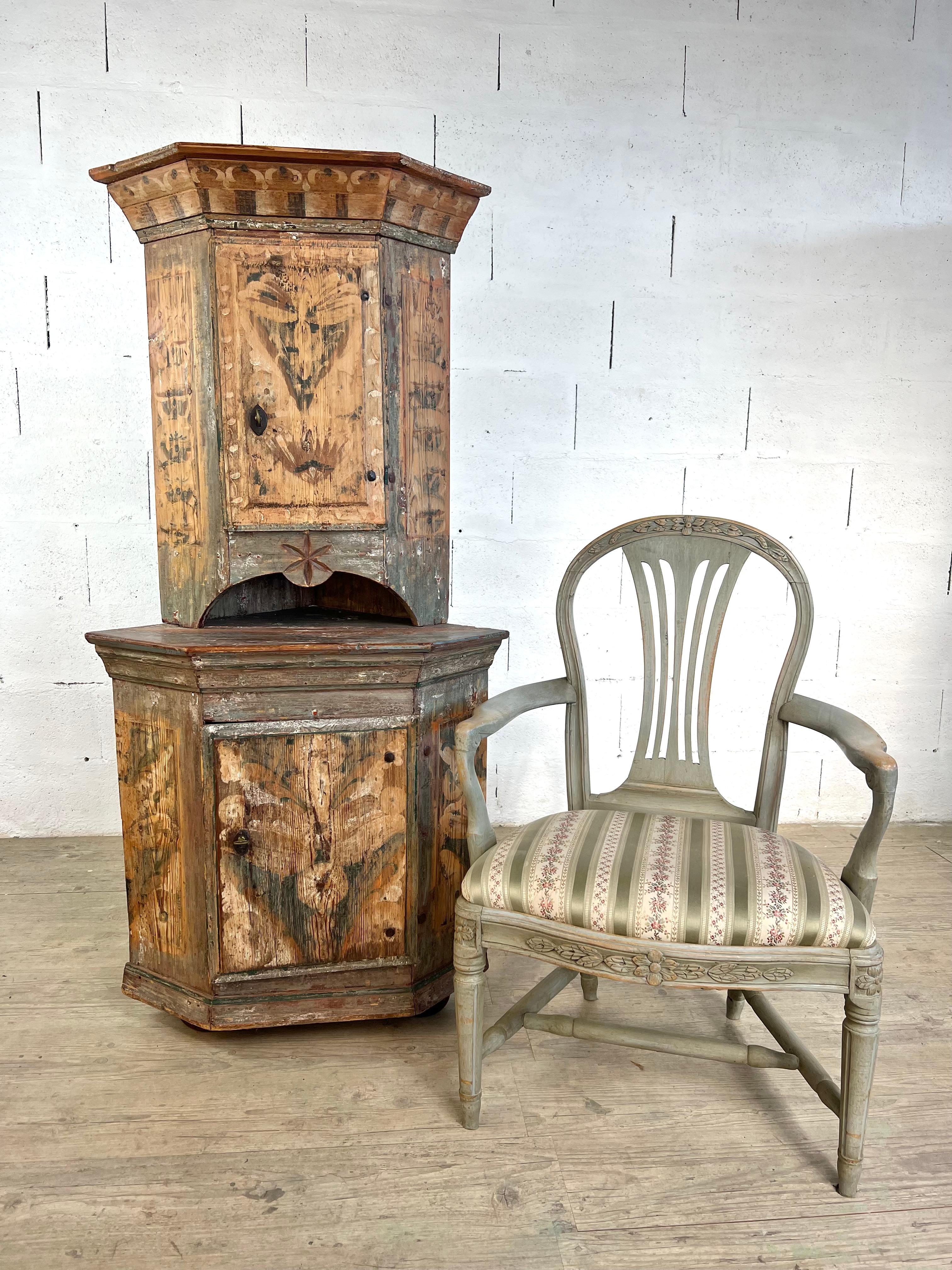 Antique Swedish Two-Part Corner Cabinet in Painted Pine – Rustic Folk Art For Sale 3