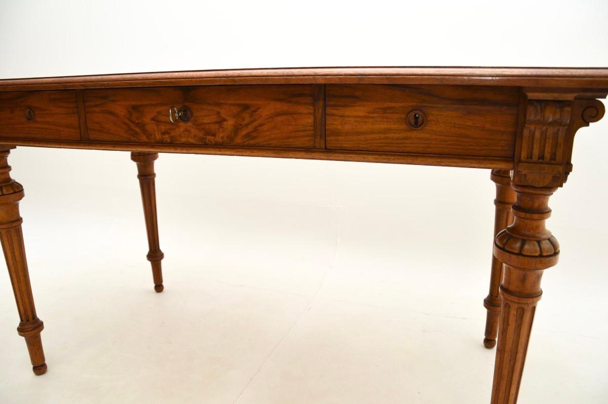Antiker schwedischer Nussbaum-Schreibtisch mit Lederauflage / Schreibtisch im Angebot 7