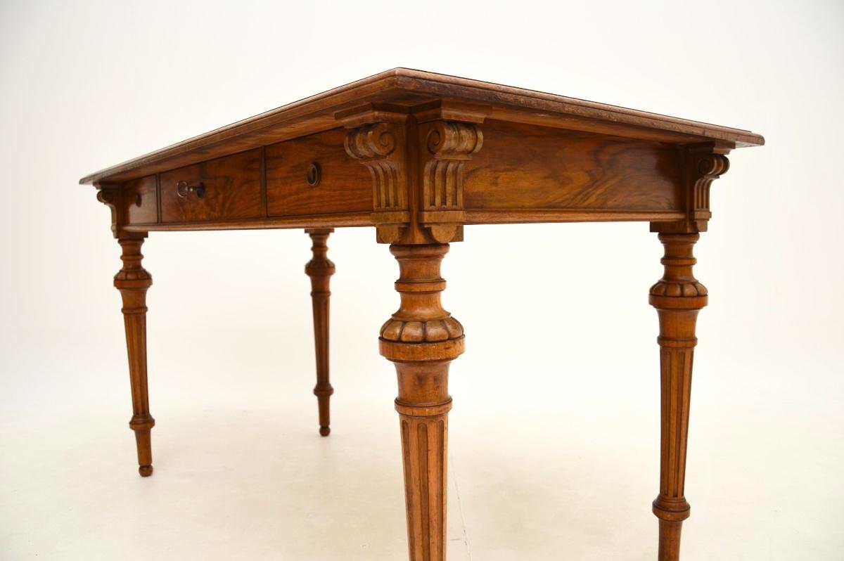 Antiker schwedischer Nussbaum-Schreibtisch mit Lederauflage / Schreibtisch im Angebot 8