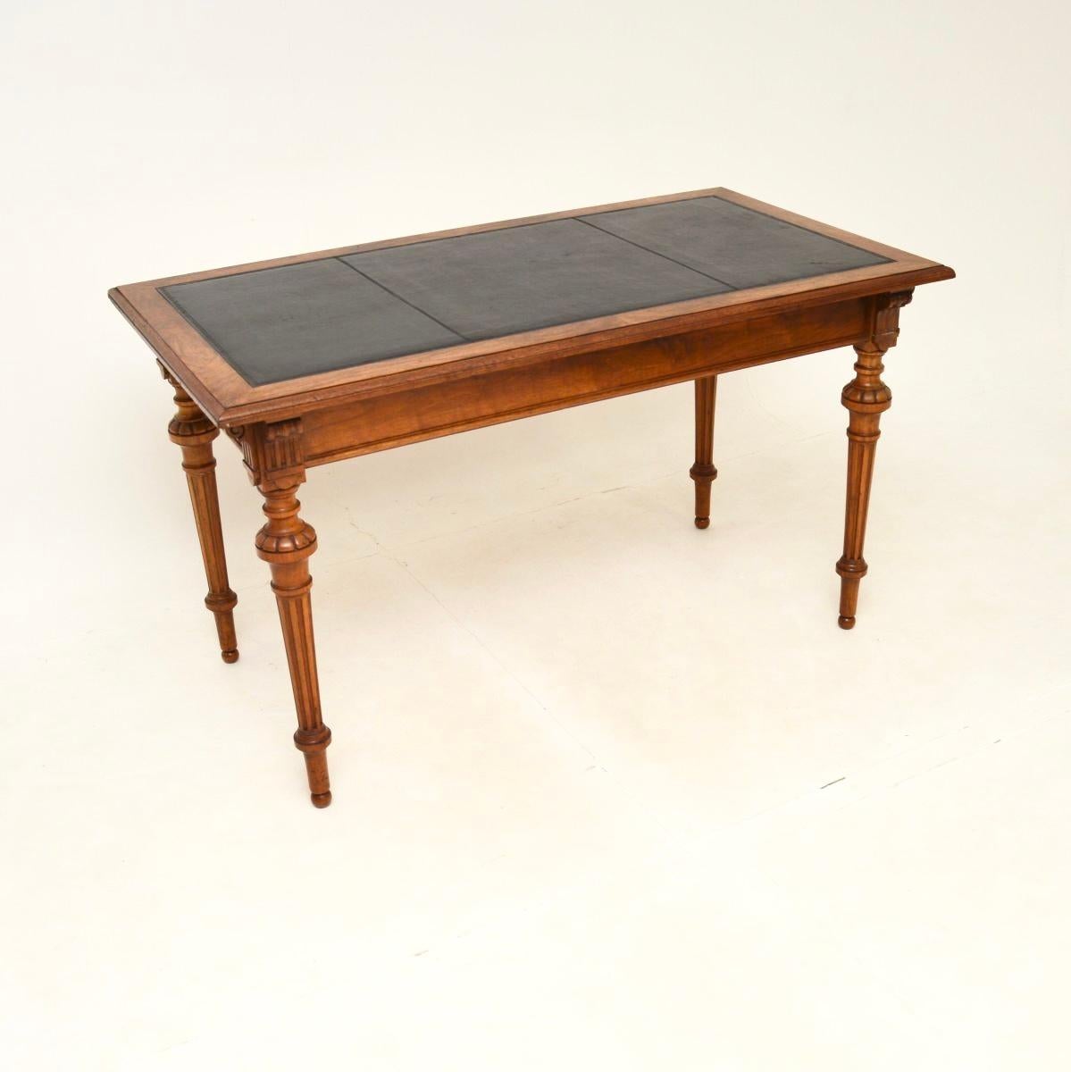 Ein eleganter und schön gestalteter antiker schwedischer Nussbaum-Schreibtisch mit Lederplatte. Sie wurde vor kurzem aus Schweden importiert und stammt aus der Zeit zwischen 1860 und 1880.

Es ist von hervorragender Qualität, es ist sehr gut aus