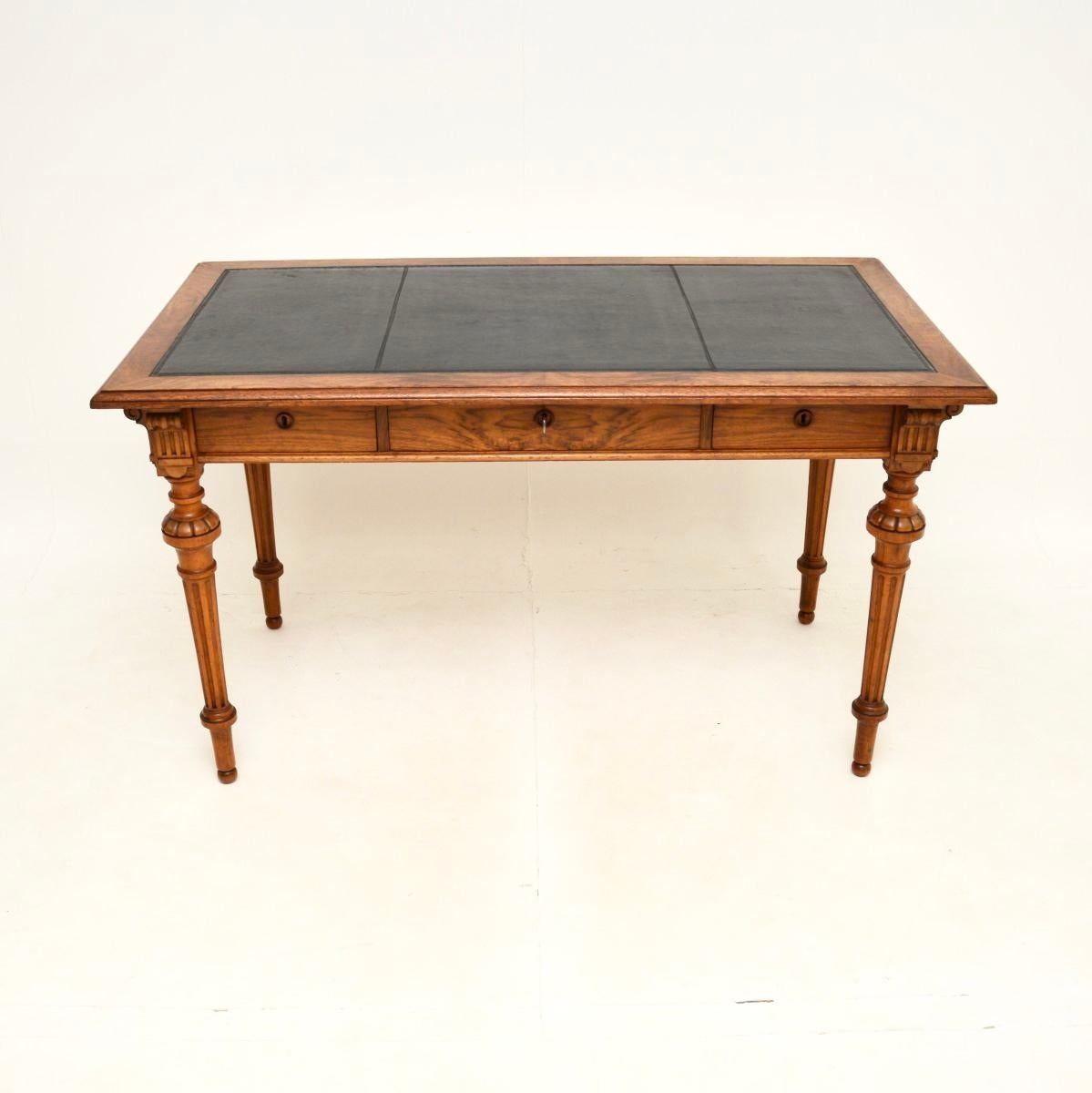 Antiker schwedischer Nussbaum-Schreibtisch mit Lederauflage / Schreibtisch (Schwedisch) im Angebot