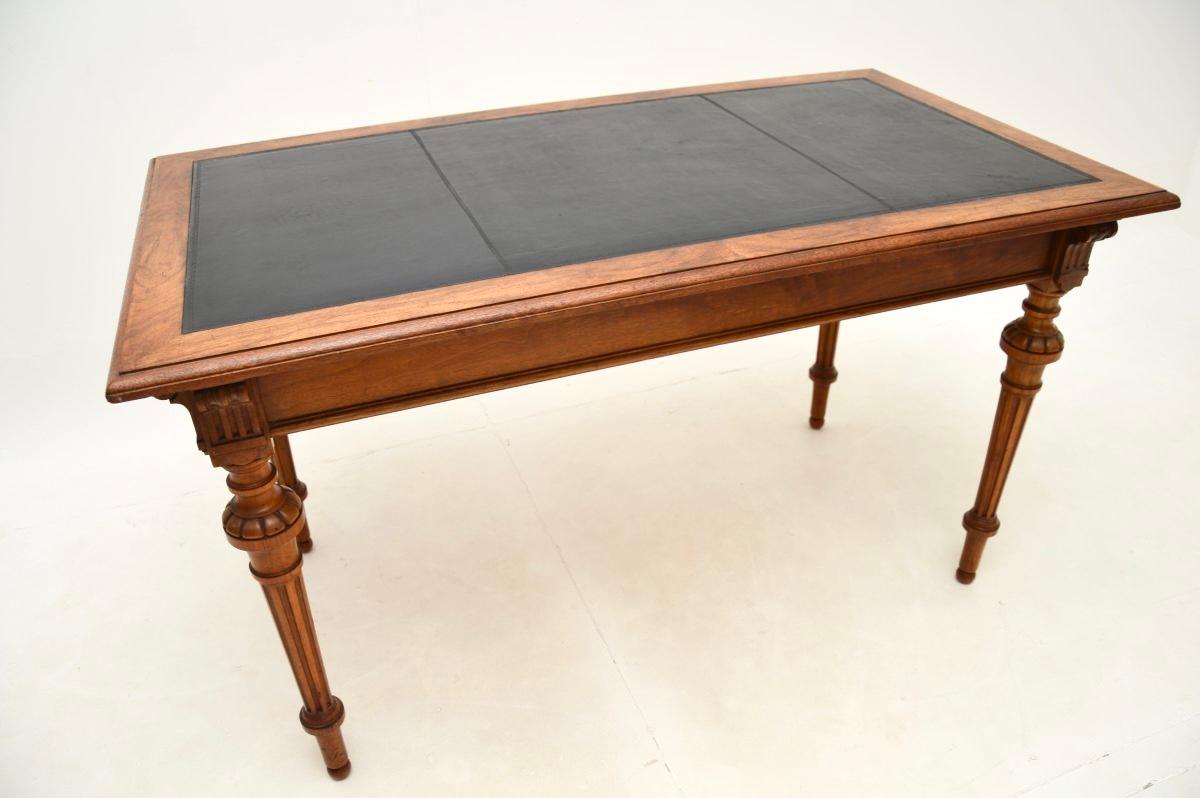 Antiker schwedischer Nussbaum-Schreibtisch mit Lederauflage / Schreibtisch im Angebot 1