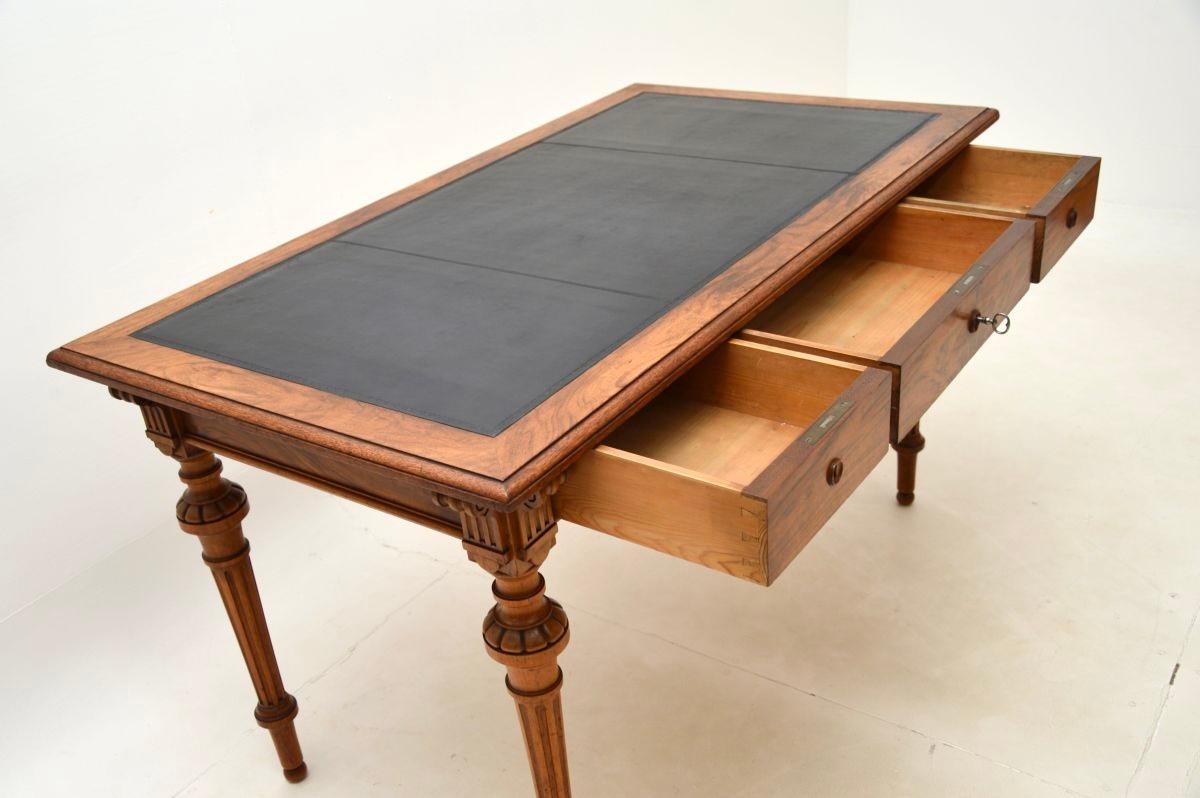 Antiker schwedischer Nussbaum-Schreibtisch mit Lederauflage / Schreibtisch im Angebot 2