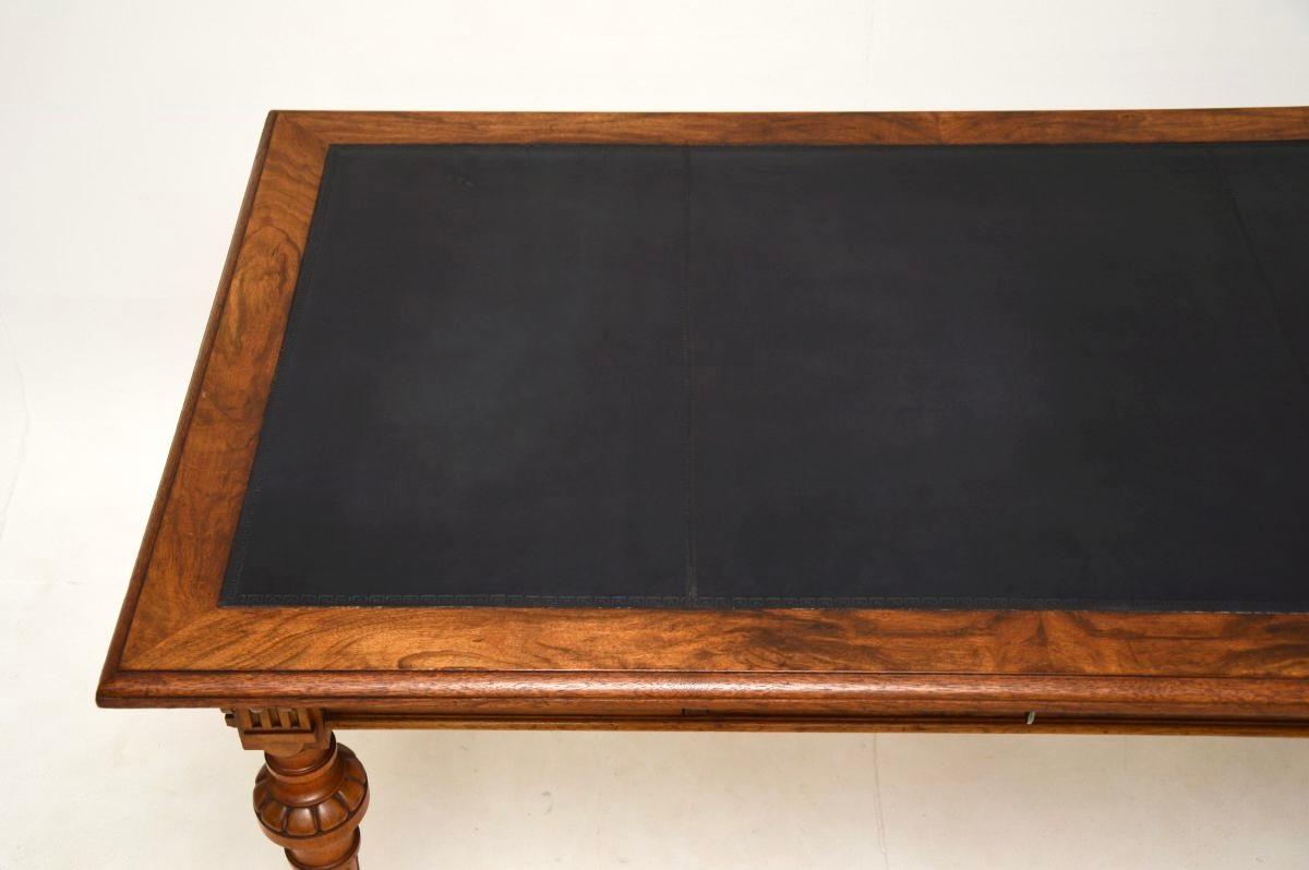 Antiker schwedischer Nussbaum-Schreibtisch mit Lederauflage / Schreibtisch im Angebot 3