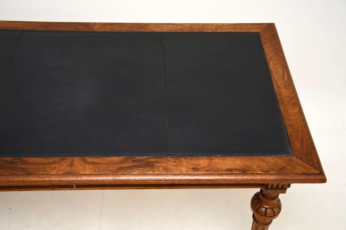 Antiker schwedischer Nussbaum-Schreibtisch mit Lederauflage / Schreibtisch im Angebot 4
