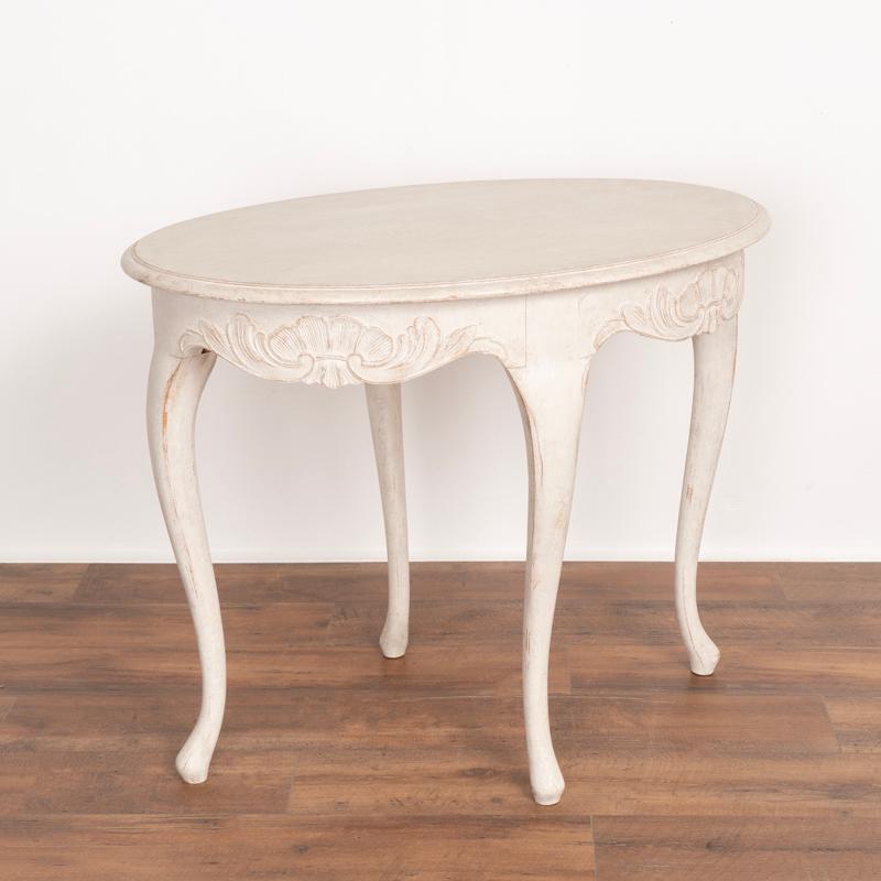 Ancienne table d'appoint suédoise ovale peinte en blanc, table d'appoint, Suède Bon état - En vente à Round Top, TX