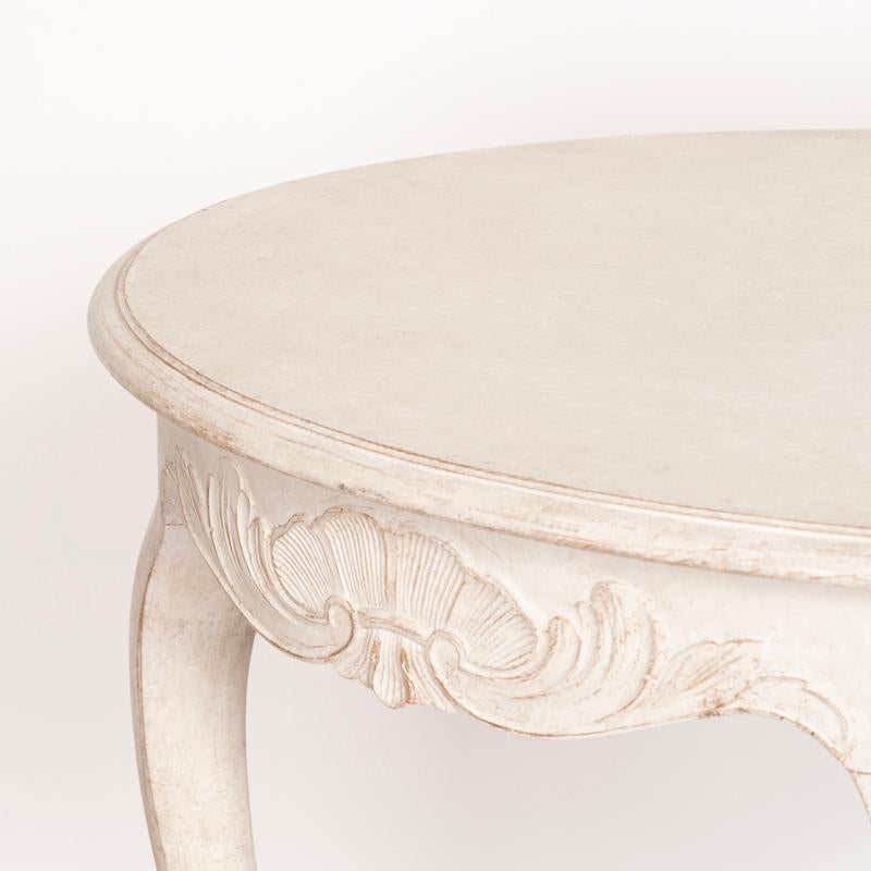 Bois Ancienne table d'appoint suédoise ovale peinte en blanc, table d'appoint, Suède en vente