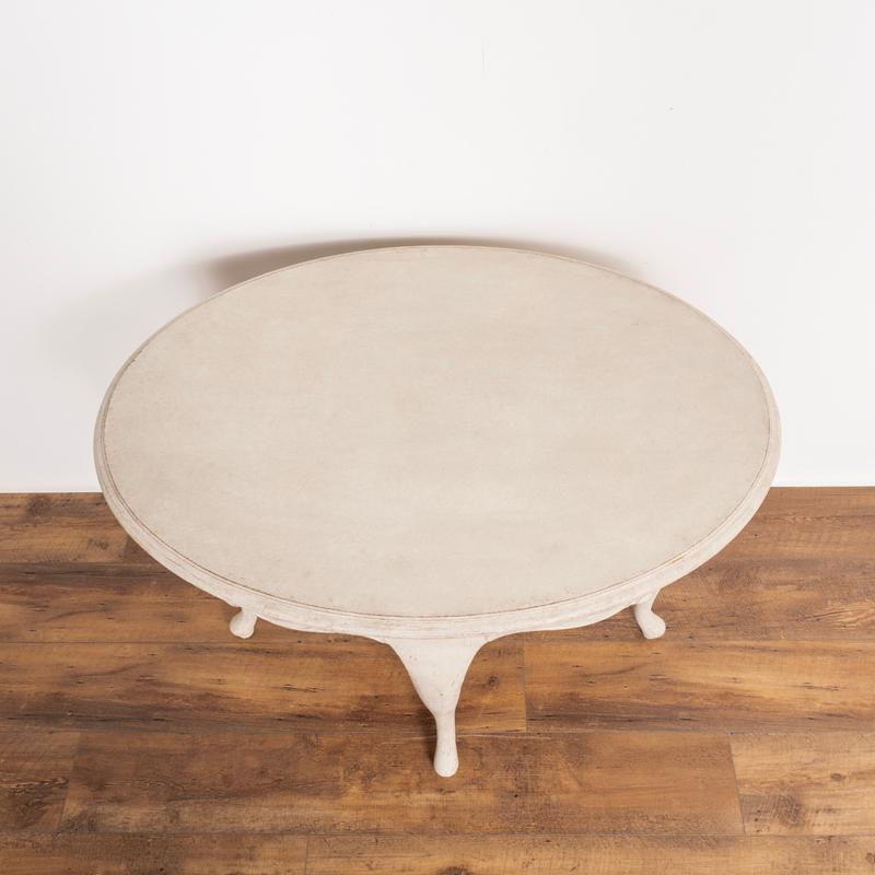 Ancienne table d'appoint suédoise ovale peinte en blanc, table d'appoint, Suède en vente 2