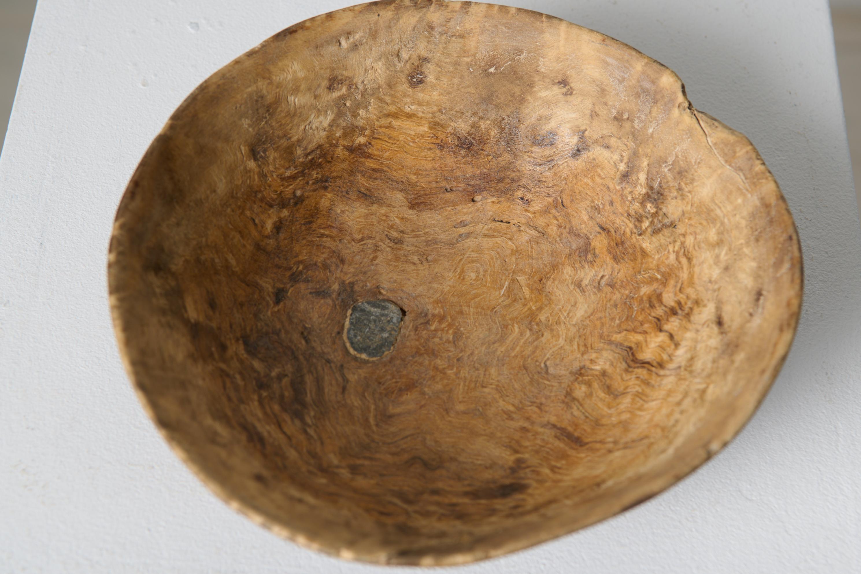 Antike schwedische breite Holzschale mit Originalfarbe und authentischer Patina (Schwedisch) im Angebot