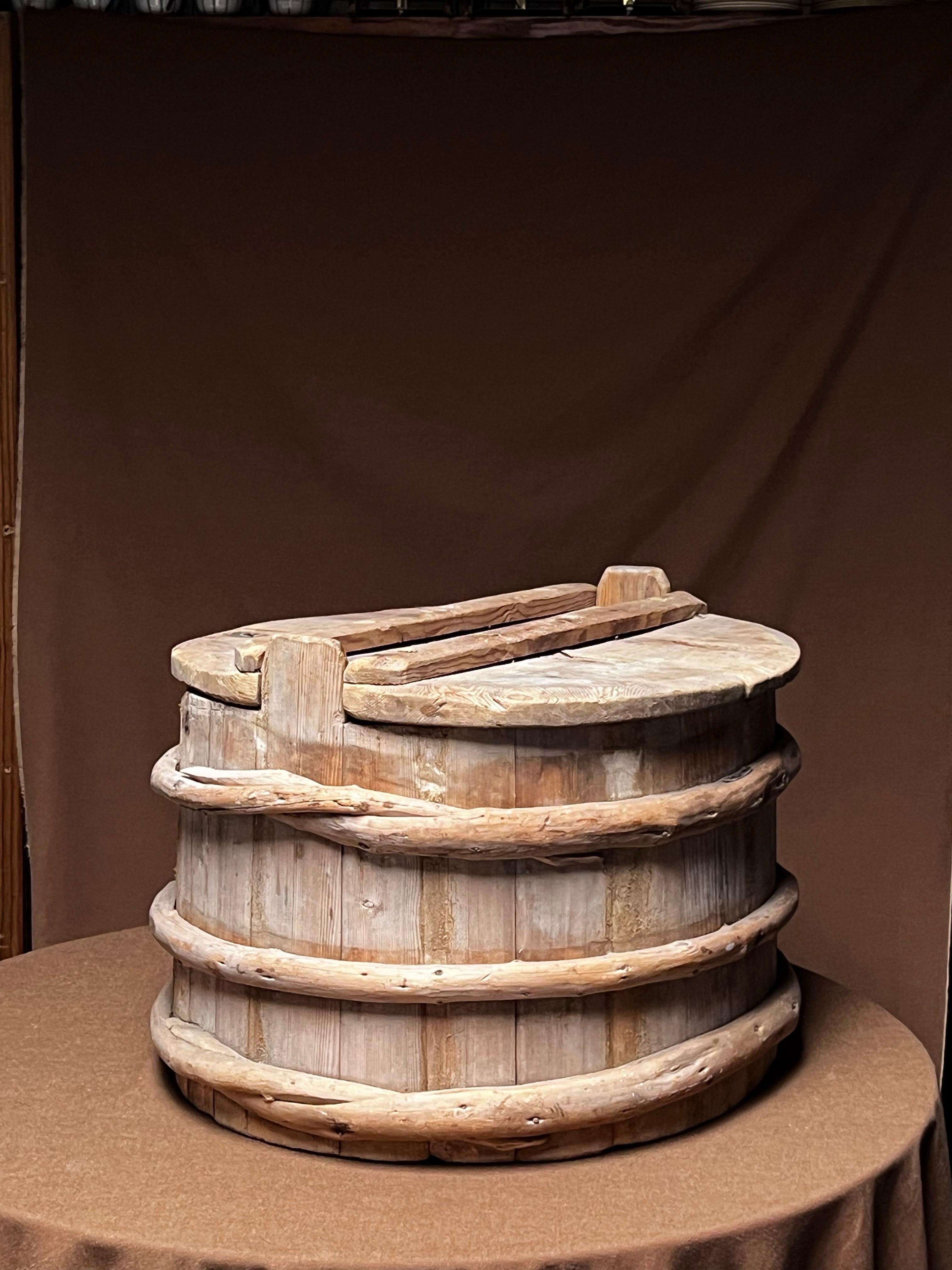 Pino antiguo sueco  barril de madera hecho a mano. Hecho para ser utilizado como pila de lavar o como almacén de grano. Madera curvada de gran calidad. Es una auténtica pieza de principios del siglo XIX. Bonita pátina en el interior y también en el
