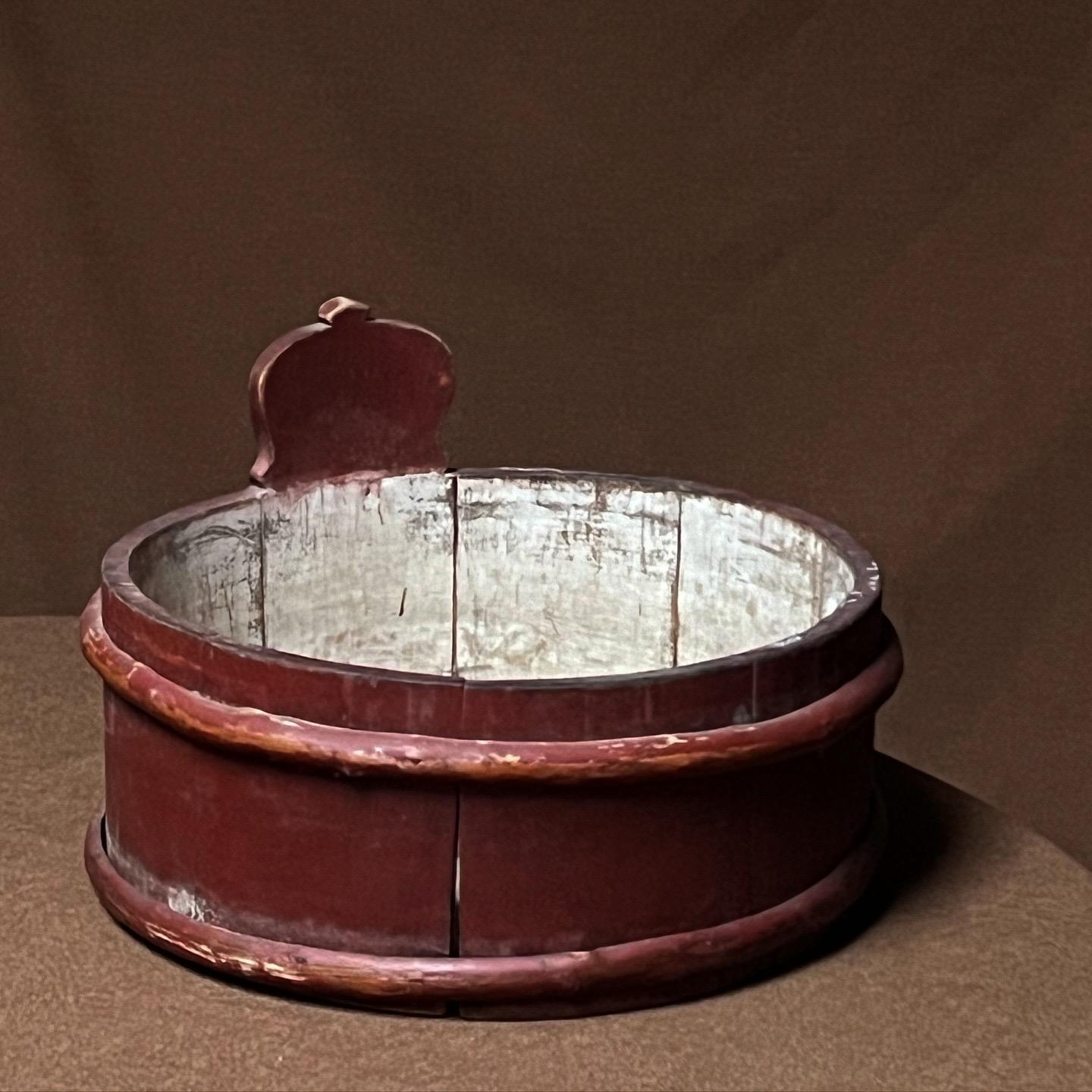 Barril sueco antiguo de madera de pino y abedul pintado a mano. Hecho para ser utilizado como lavabo. Madera curvada de gran calidad. Es una auténtica pieza de principios del siglo XIX. Bonita pátina en el interior y también en el exterior. Grabado