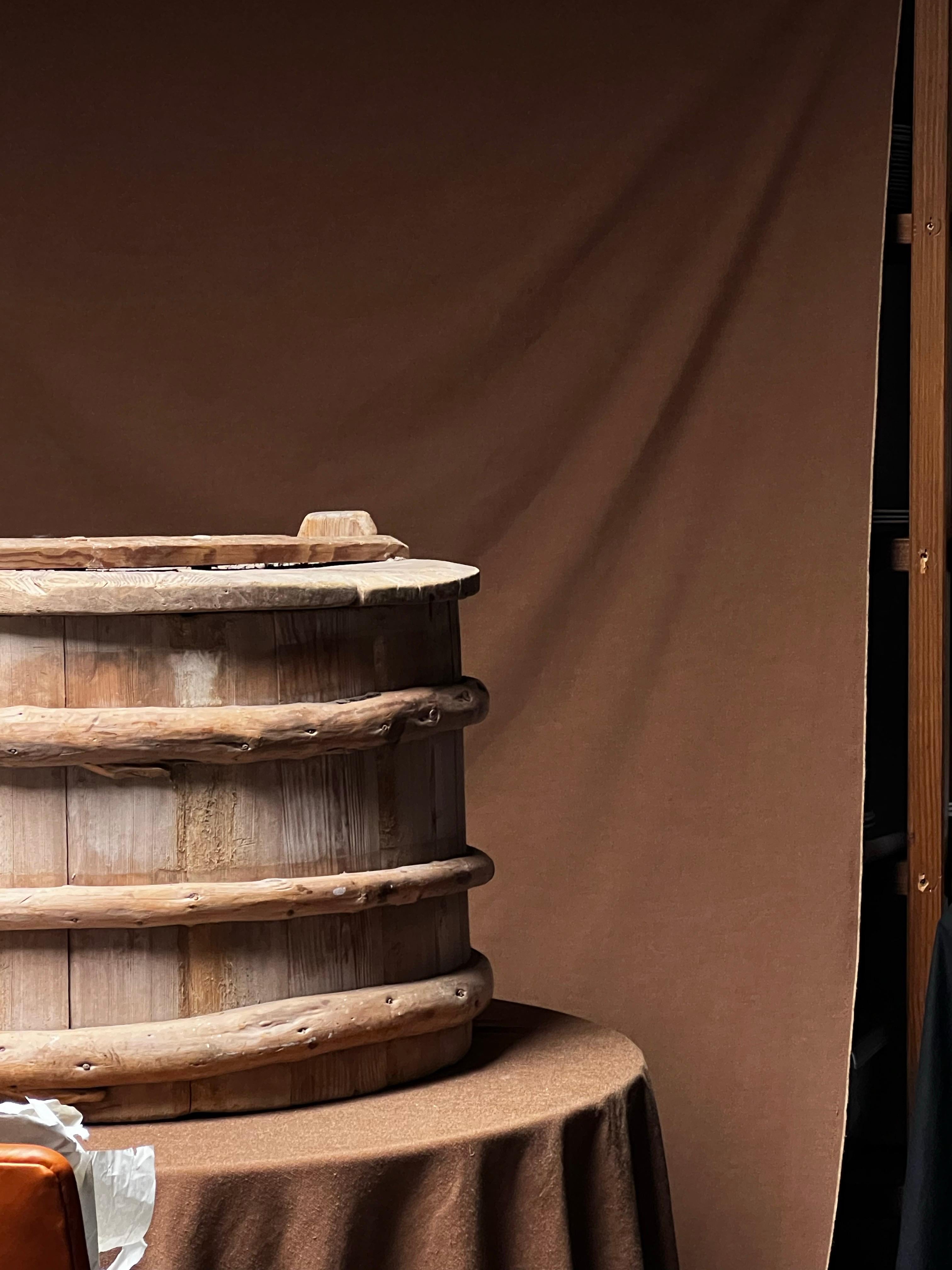Antiguo barril de madera sueco 1800 Artesanía popular hecha a mano gran estado Pino en venta