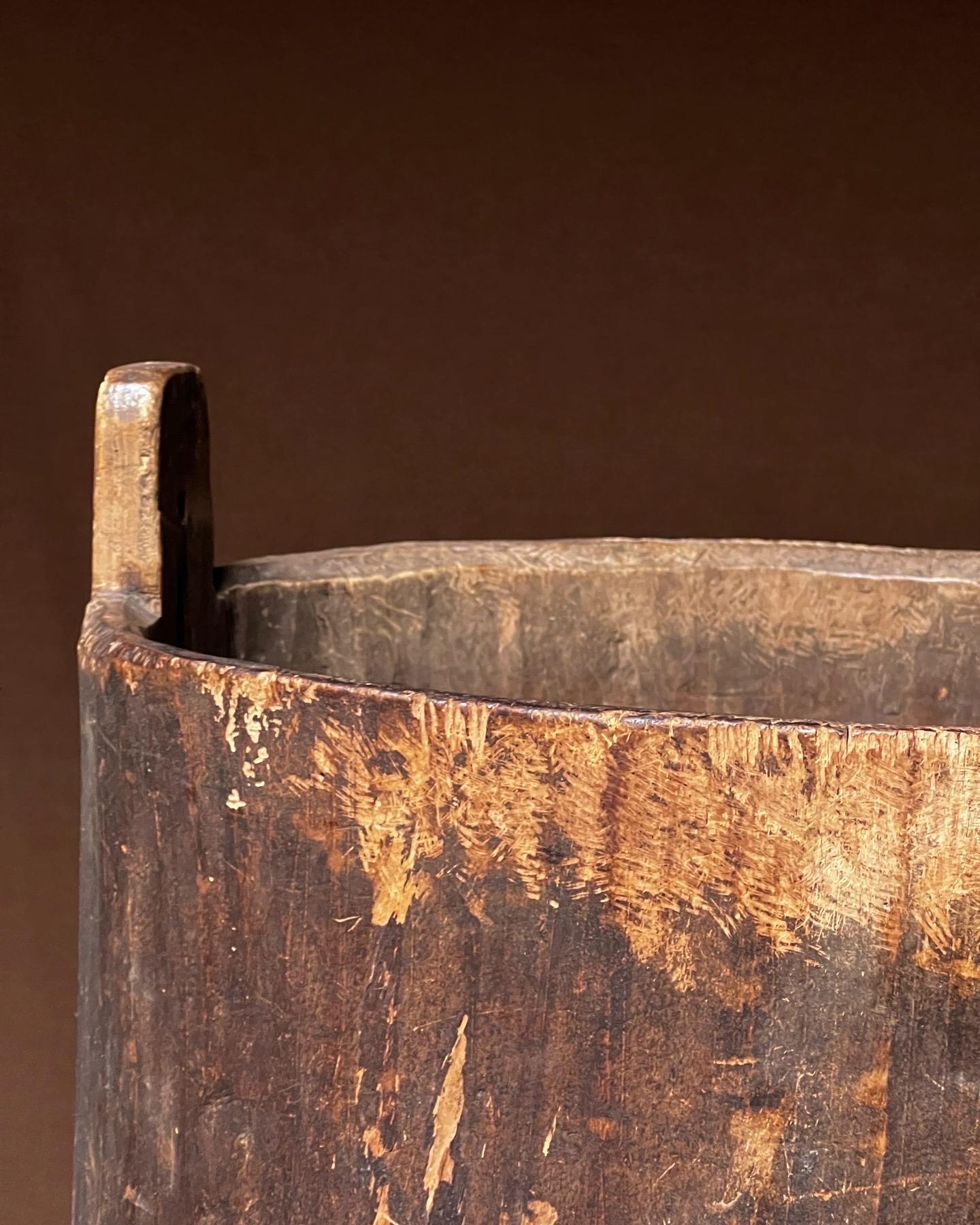 Barril sueco antiguo de madera de pino tallado a mano. Hecho para ser utilizado como almacén de grano. Madera de gran calidad. Es una auténtica pieza de principios del siglo XIX. Bonita pátina en el interior y también en el exterior. Incluso el