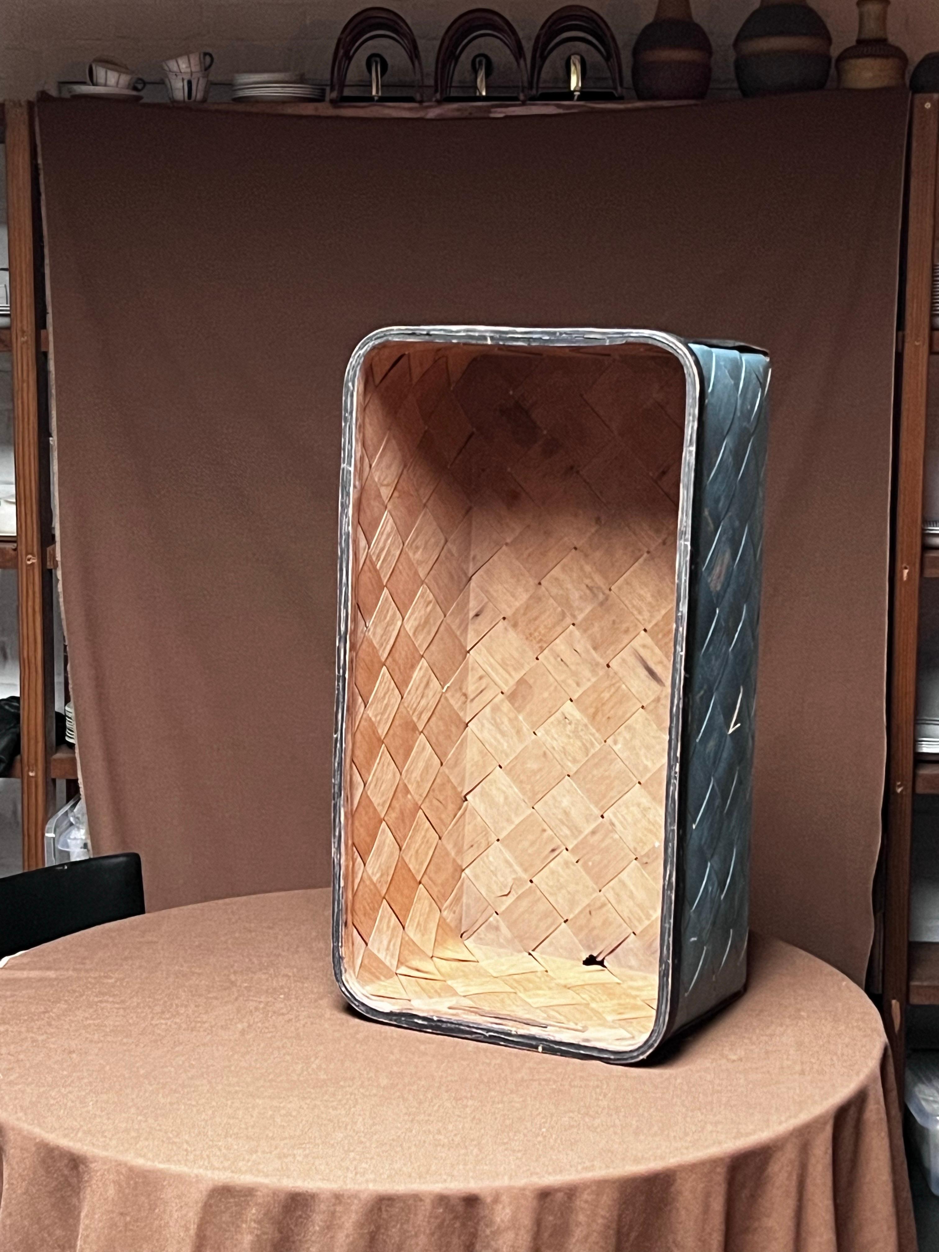 Cesta de madera sueca antigua 1800 Artesanía popular hecha a mano Azul y negro en venta 2